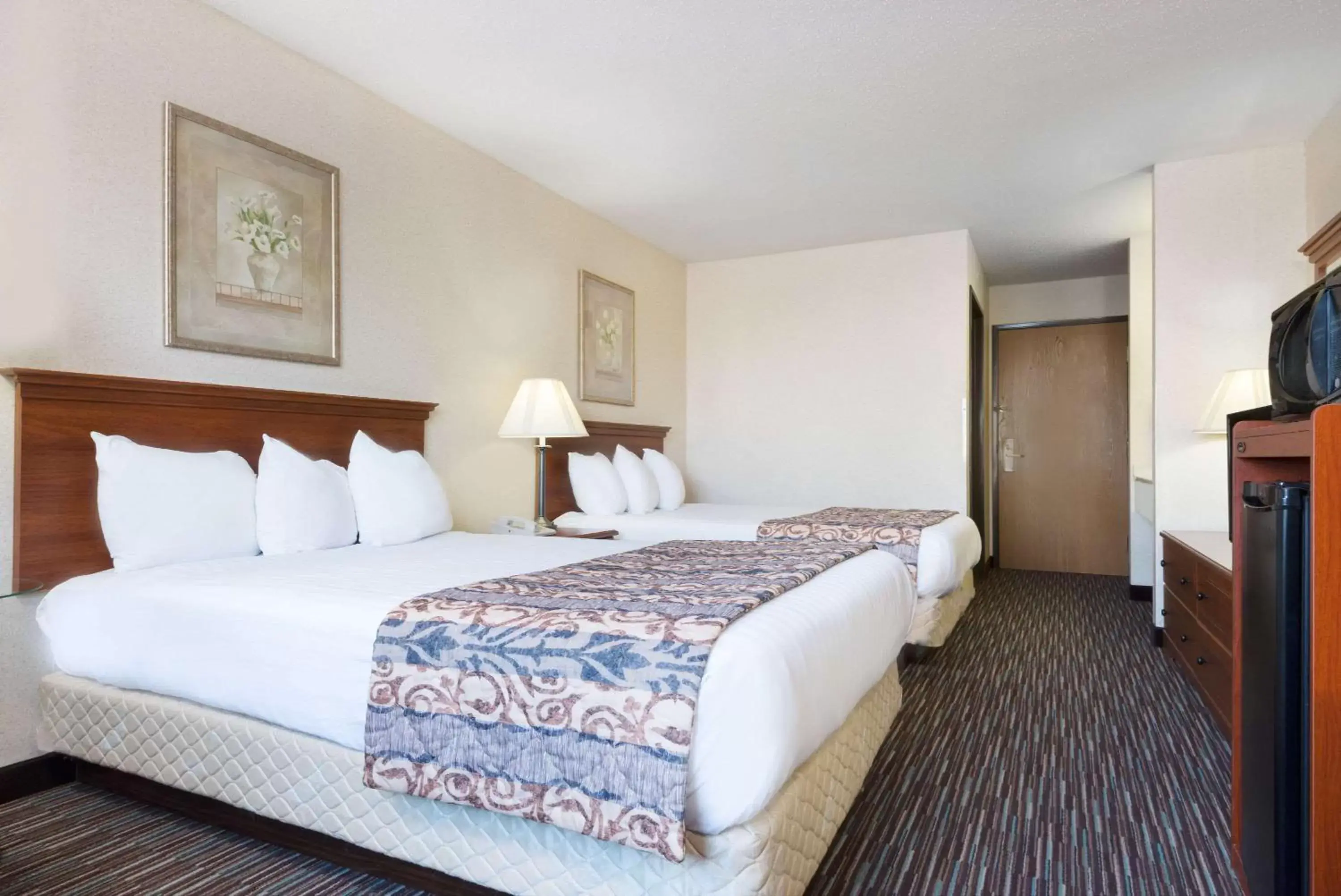 Photo of the whole room, Bed in Baymont by Wyndham Columbus/Rickenbacker