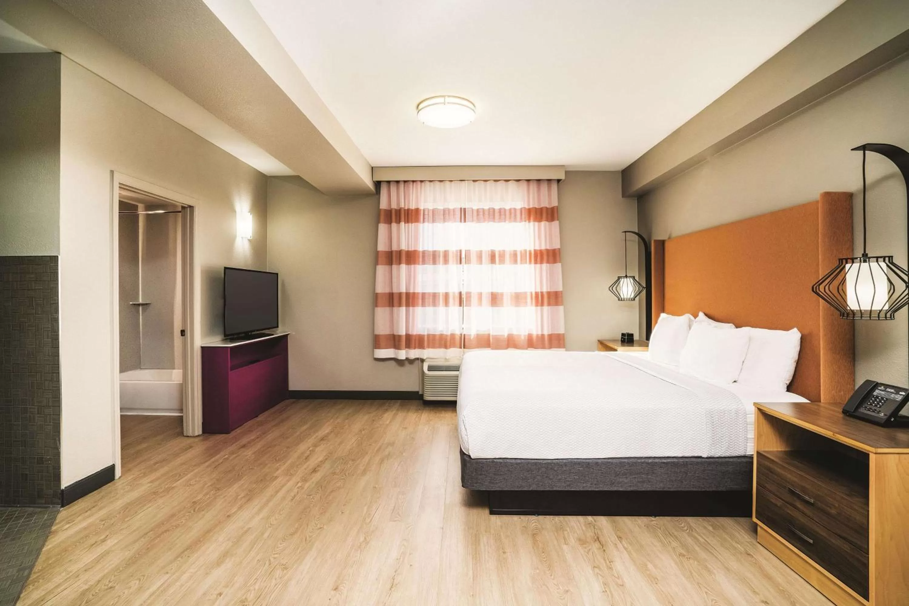 Photo of the whole room, Bed in La Quinta by Wyndham Chattanooga-Hamilton Place