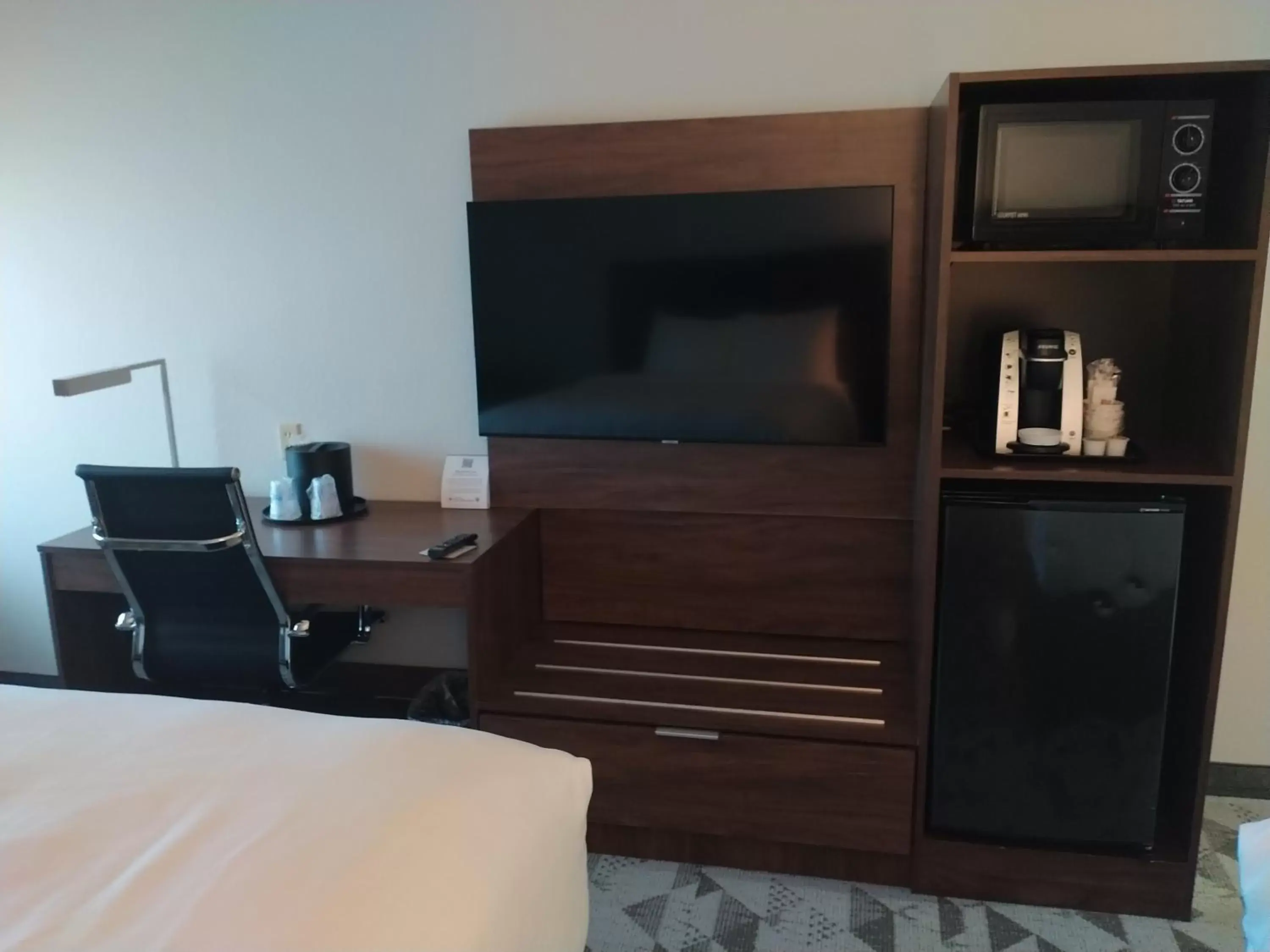 minibar, TV/Entertainment Center in Best Western Plus Harrisonburg