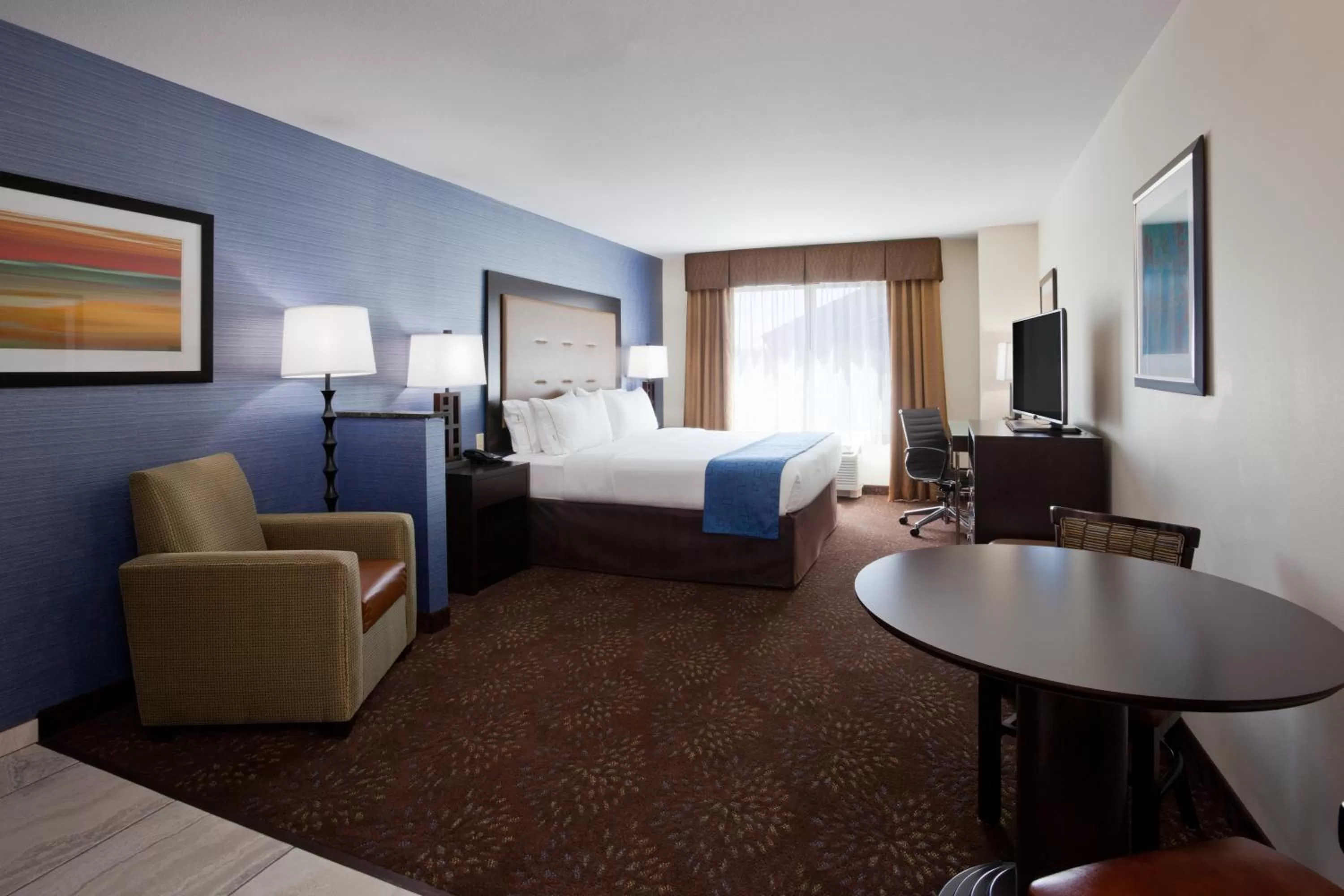 Photo of the whole room, Bed in Holiday Inn Express & Suites Fort Dodge by IHG