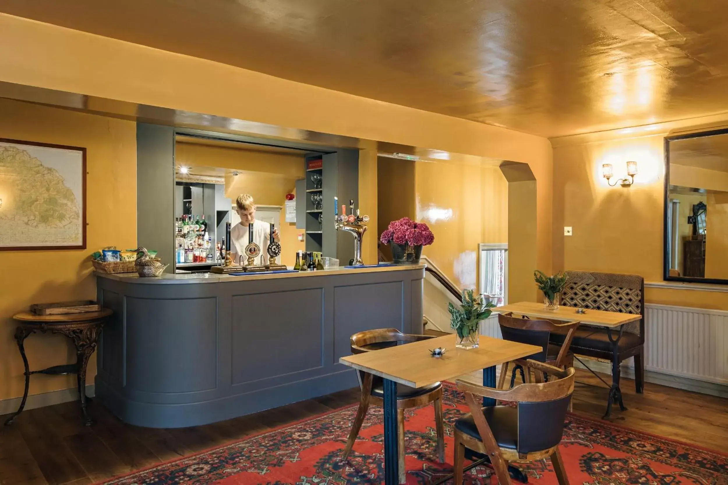 Lounge or bar, Lobby/Reception in The White Swan Inn