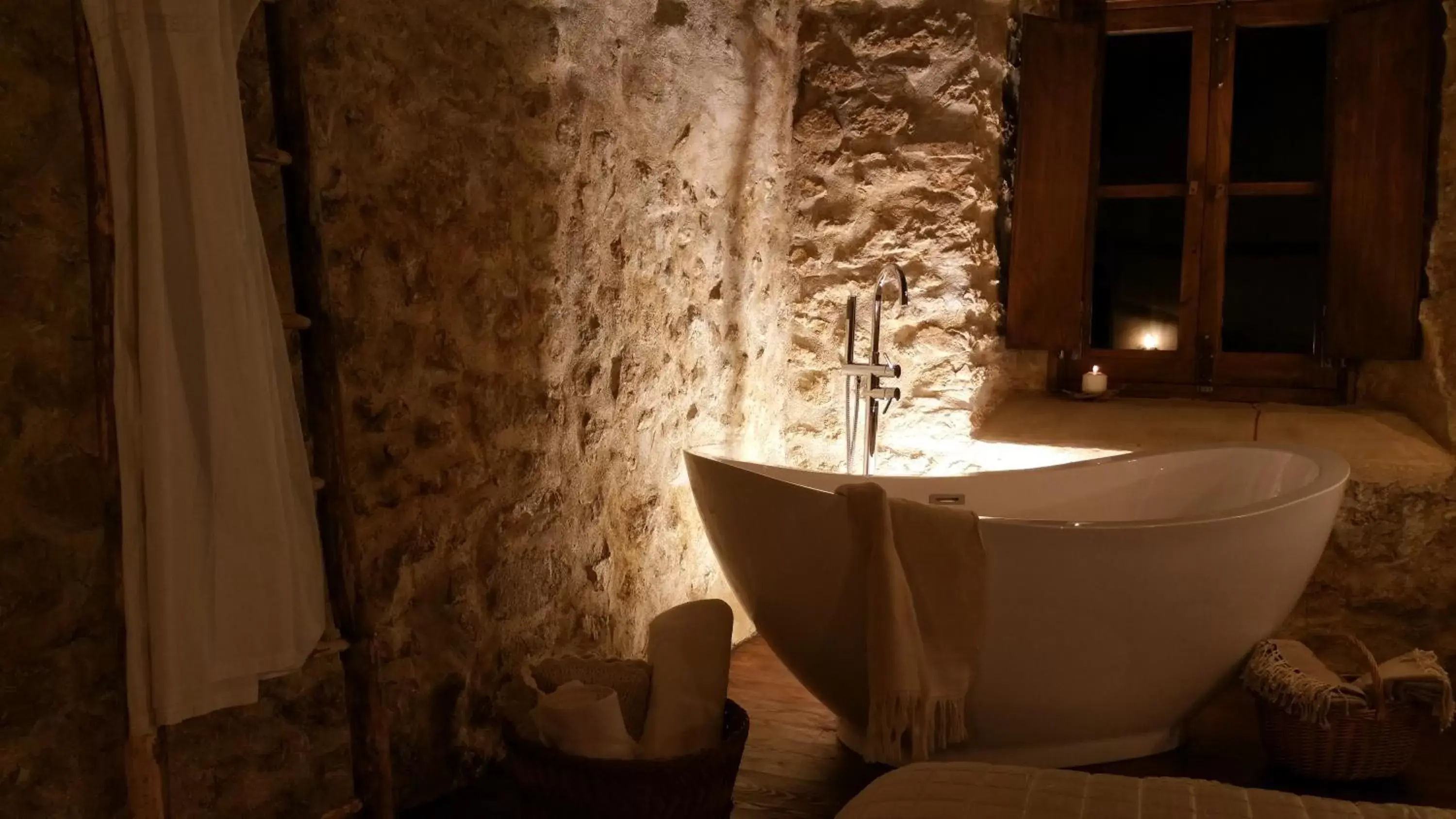 Bedroom, Bathroom in Charme in Perillis