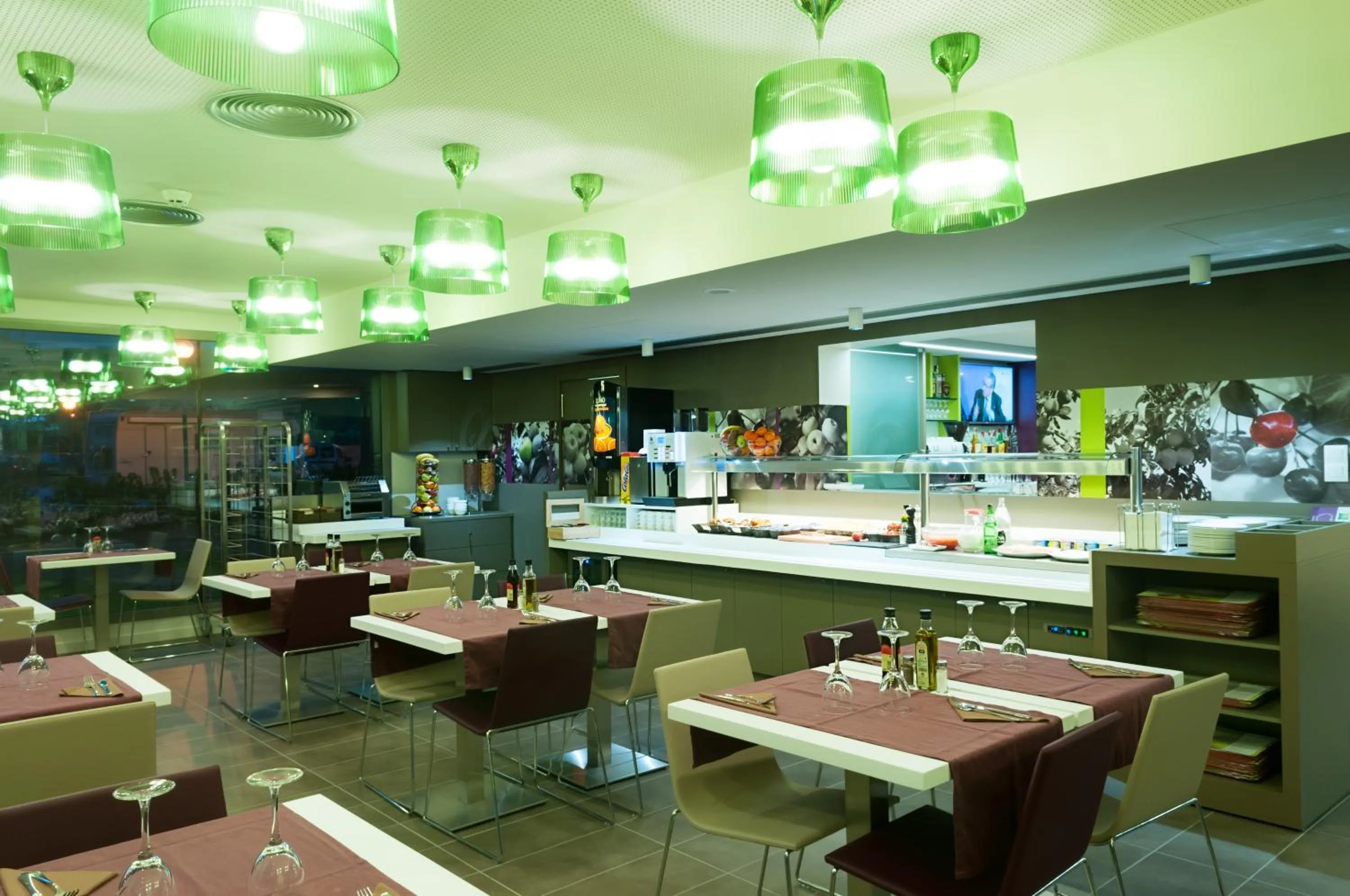 Restaurant/places to eat in Hotel Ibis Styles Lleida Torrefarrera