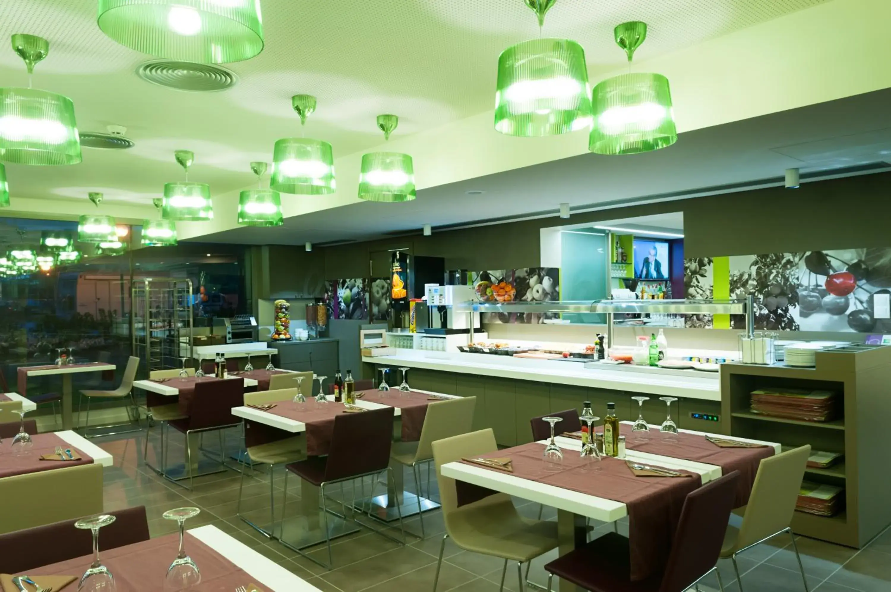 Restaurant/Places to Eat in ibis Styles Lleida Torrefarrera