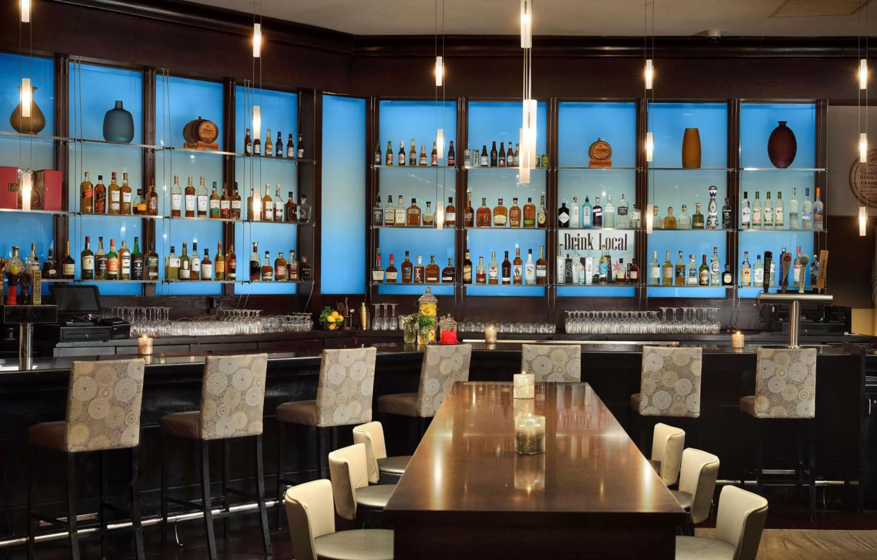 Lounge or bar in Hilton Rosemont Chicago O'Hare