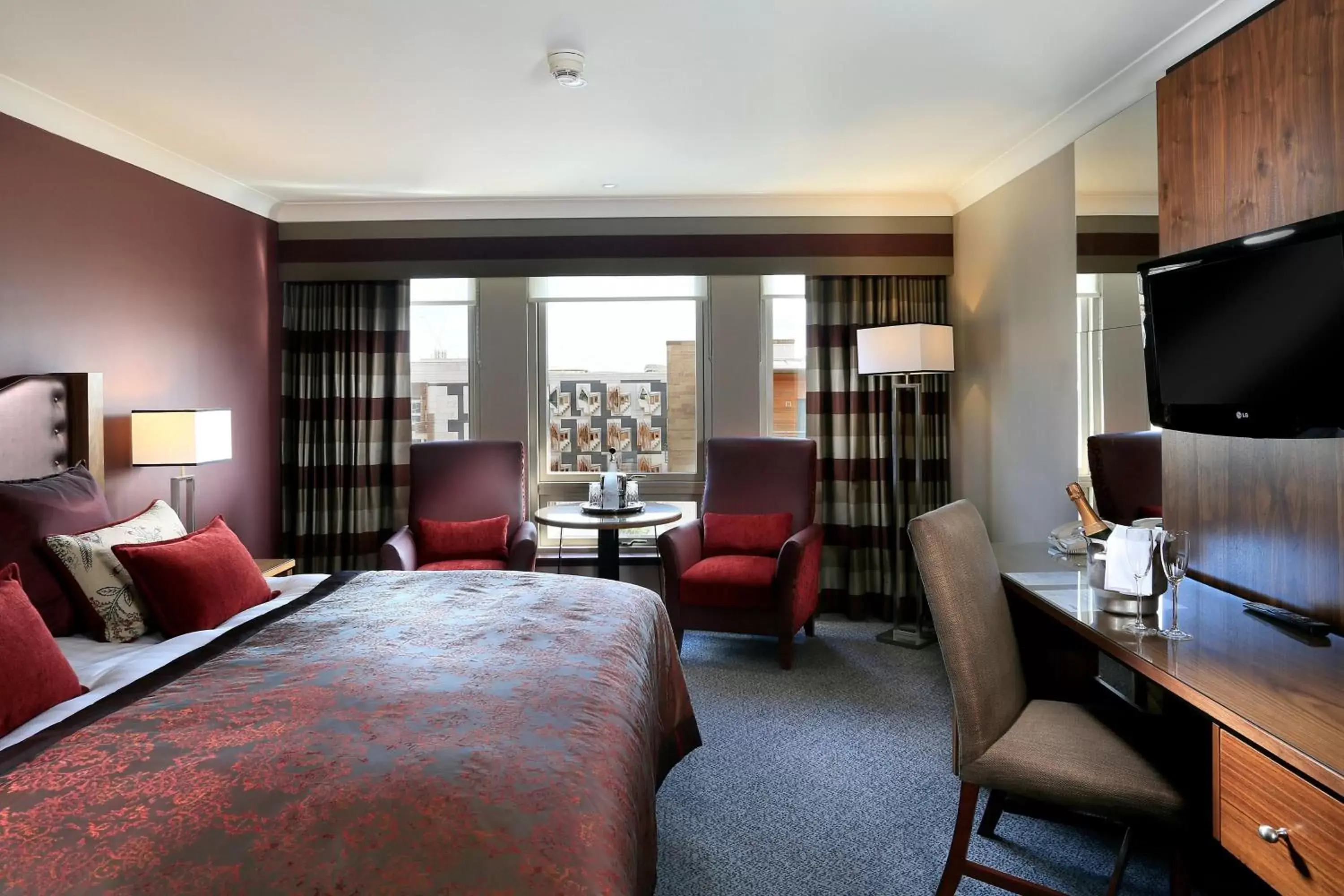 Photo of the whole room, TV/Entertainment Center in Edinburgh Holyrood Hotel