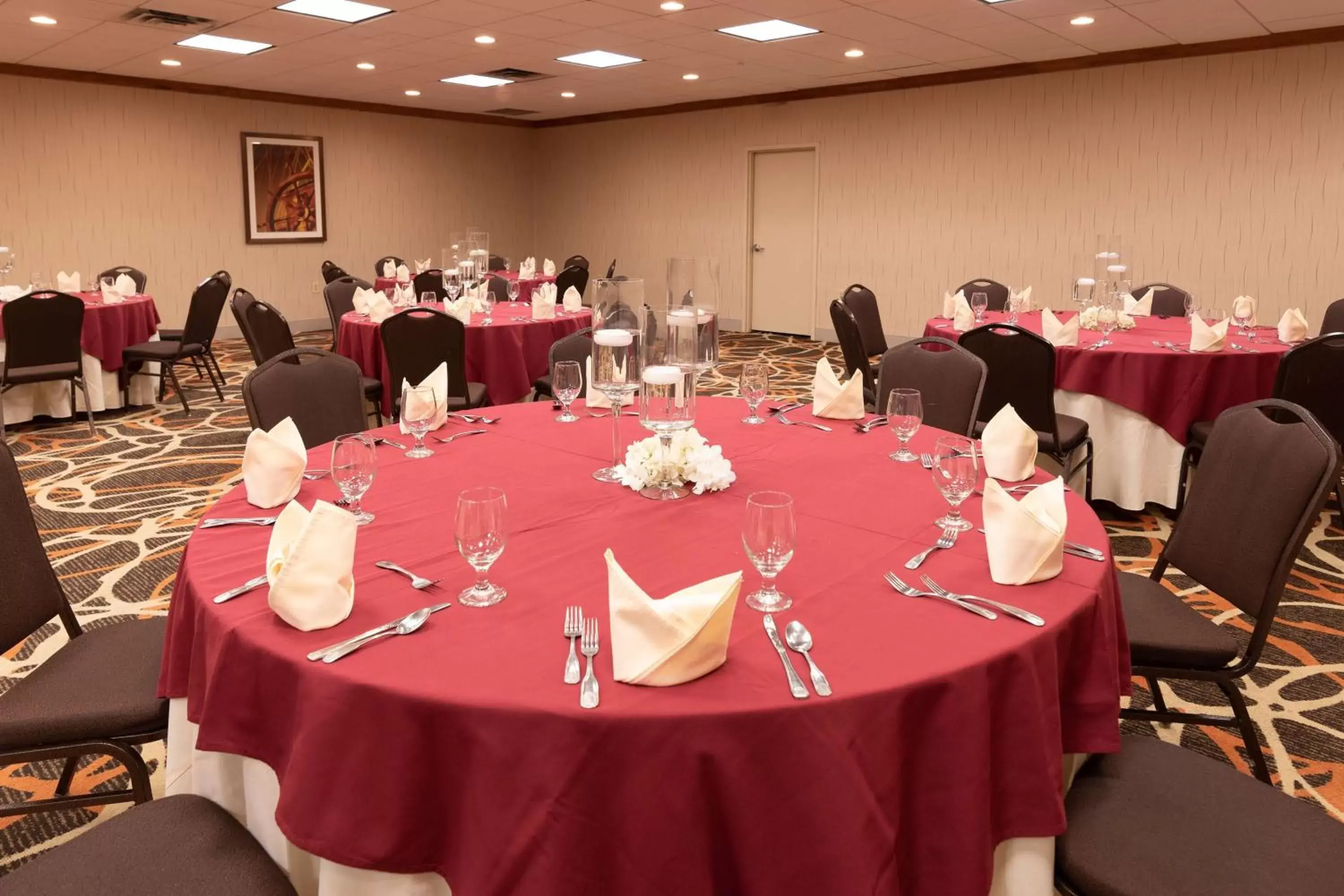 Meeting/conference room, Restaurant/Places to Eat in DoubleTree by Hilton Norfolk Airport