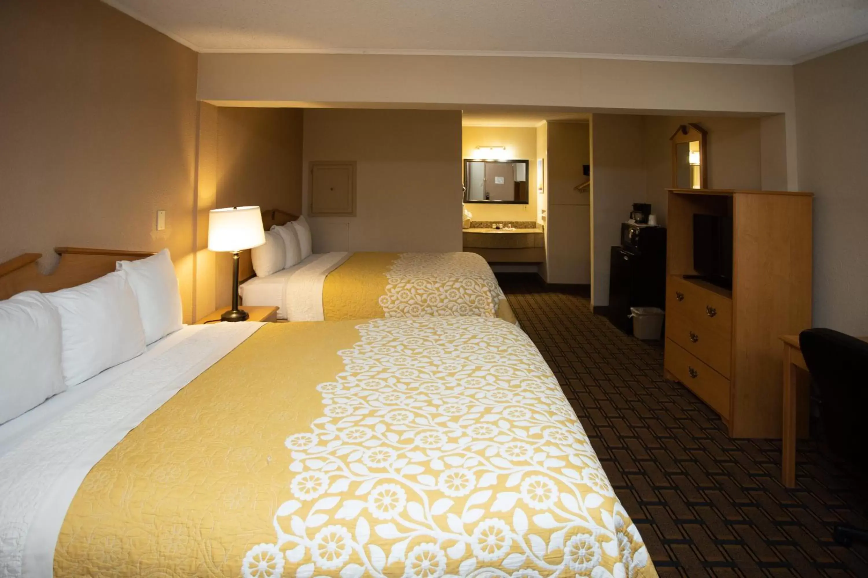 Photo of the whole room, Bed in Days Inn by Wyndham Fairmont