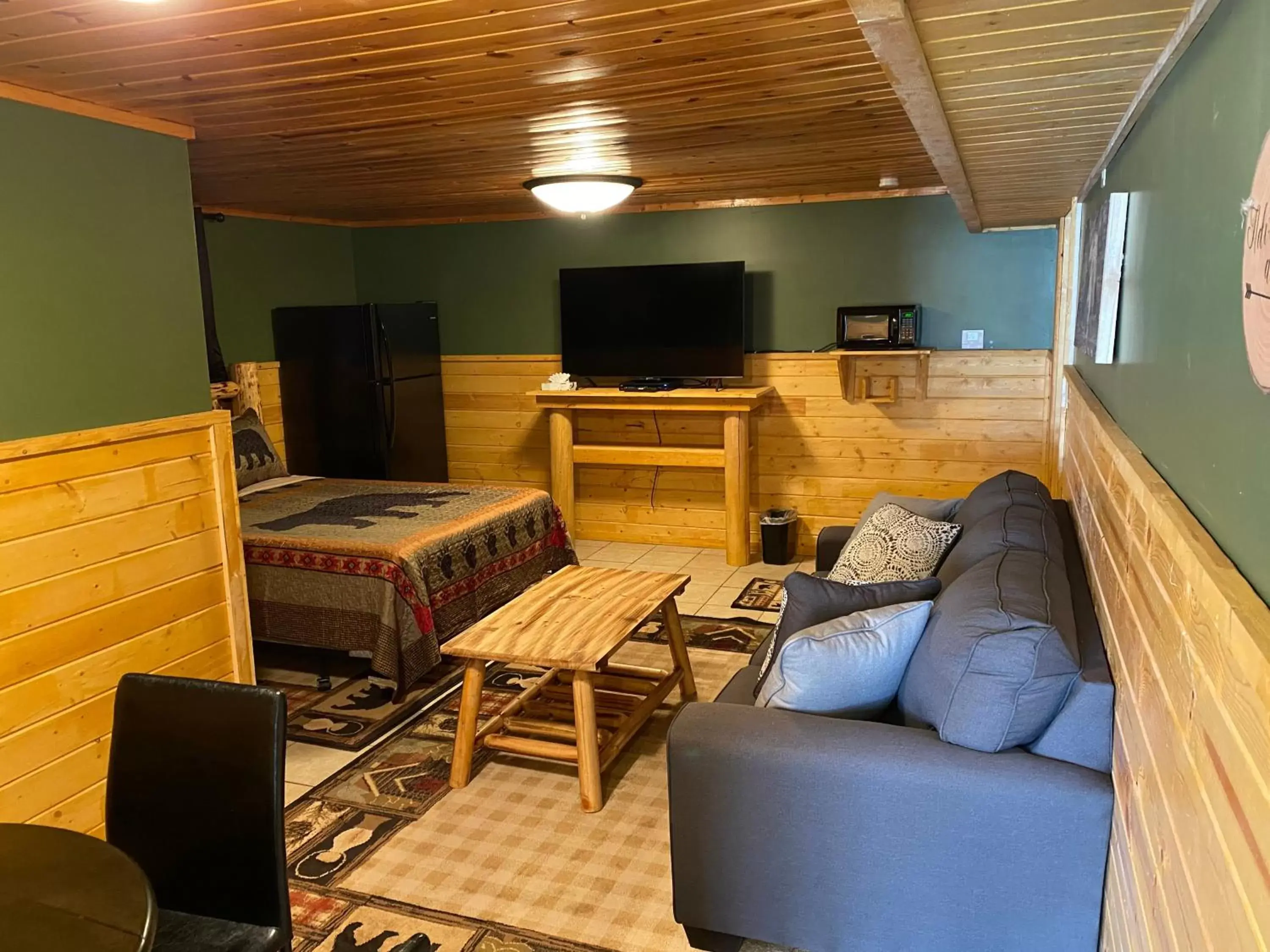 Bed, Seating Area in The Fishing Bear Lodge