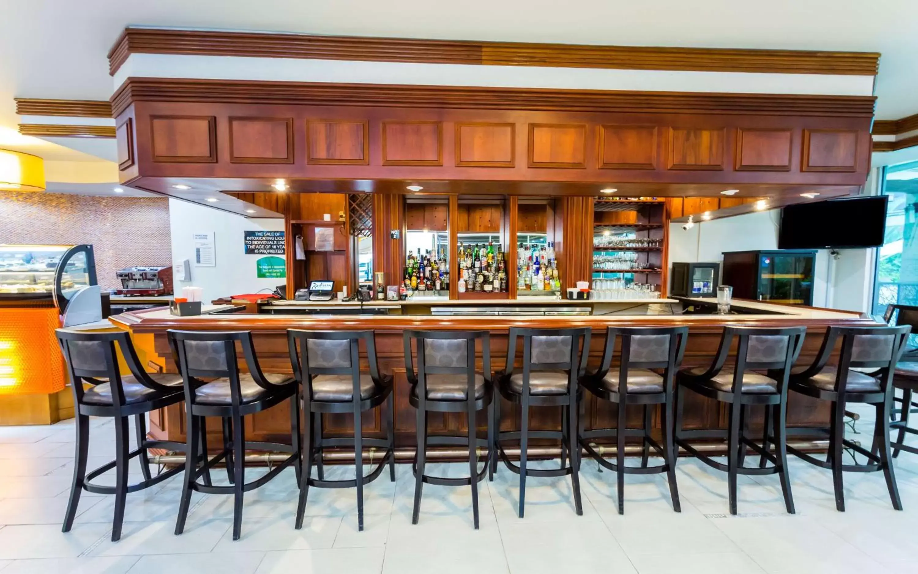 Lounge or bar, Lounge/Bar in Radisson Hotel Trinidad