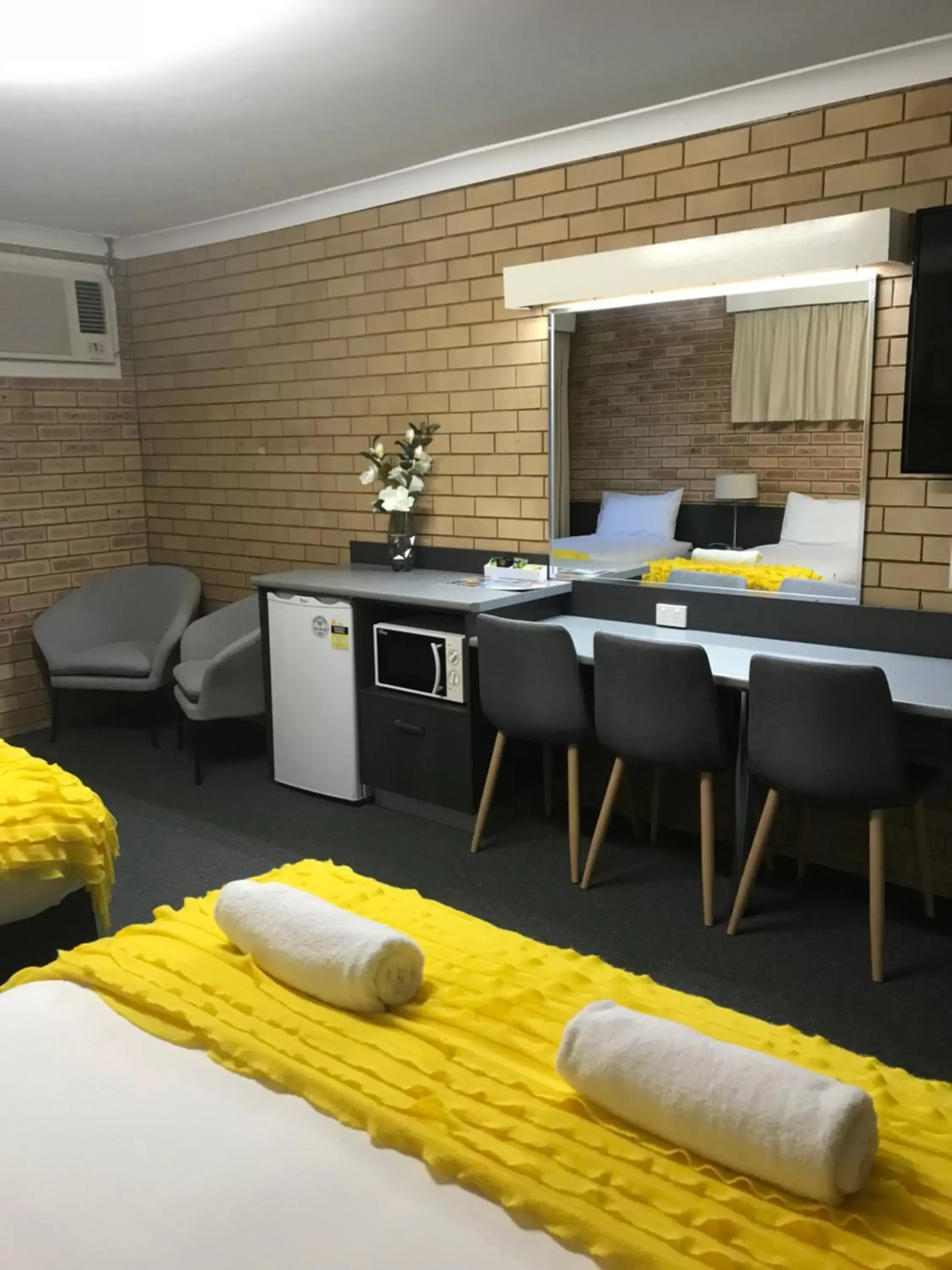 Bedroom, Kitchen/Kitchenette in Blue Violet Motor Inn