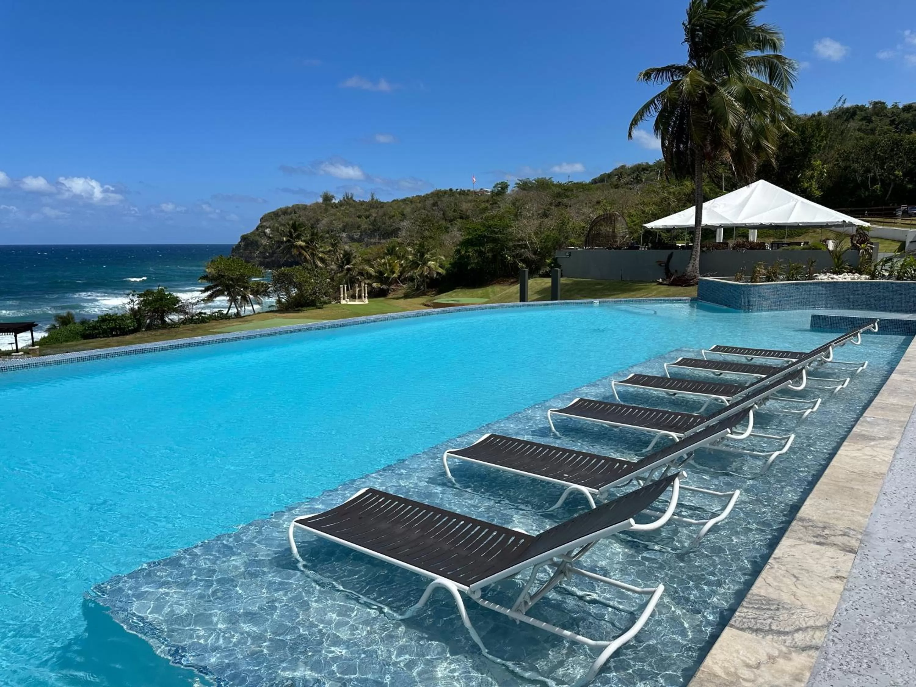 Pool view in Hotel El Guajataca