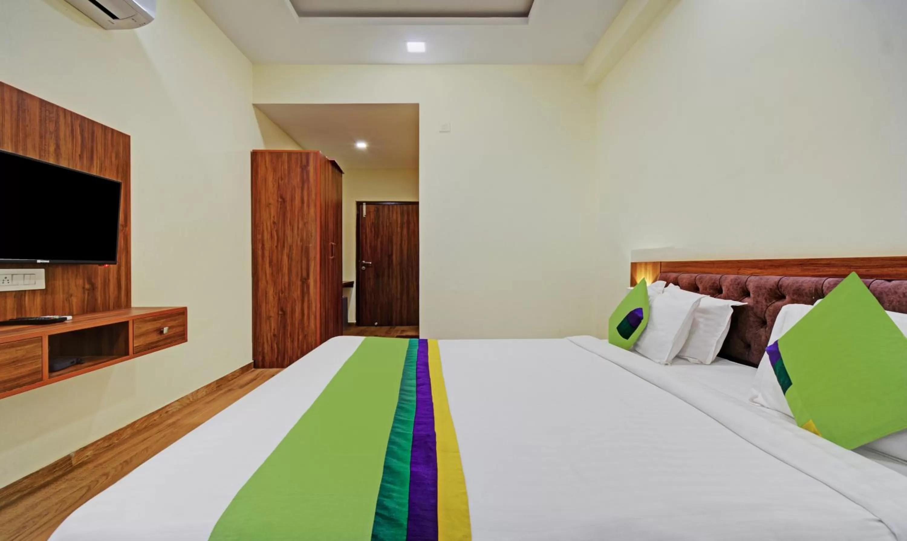 Photo of the whole room, Bed in Tripli Hotels Le Shelton