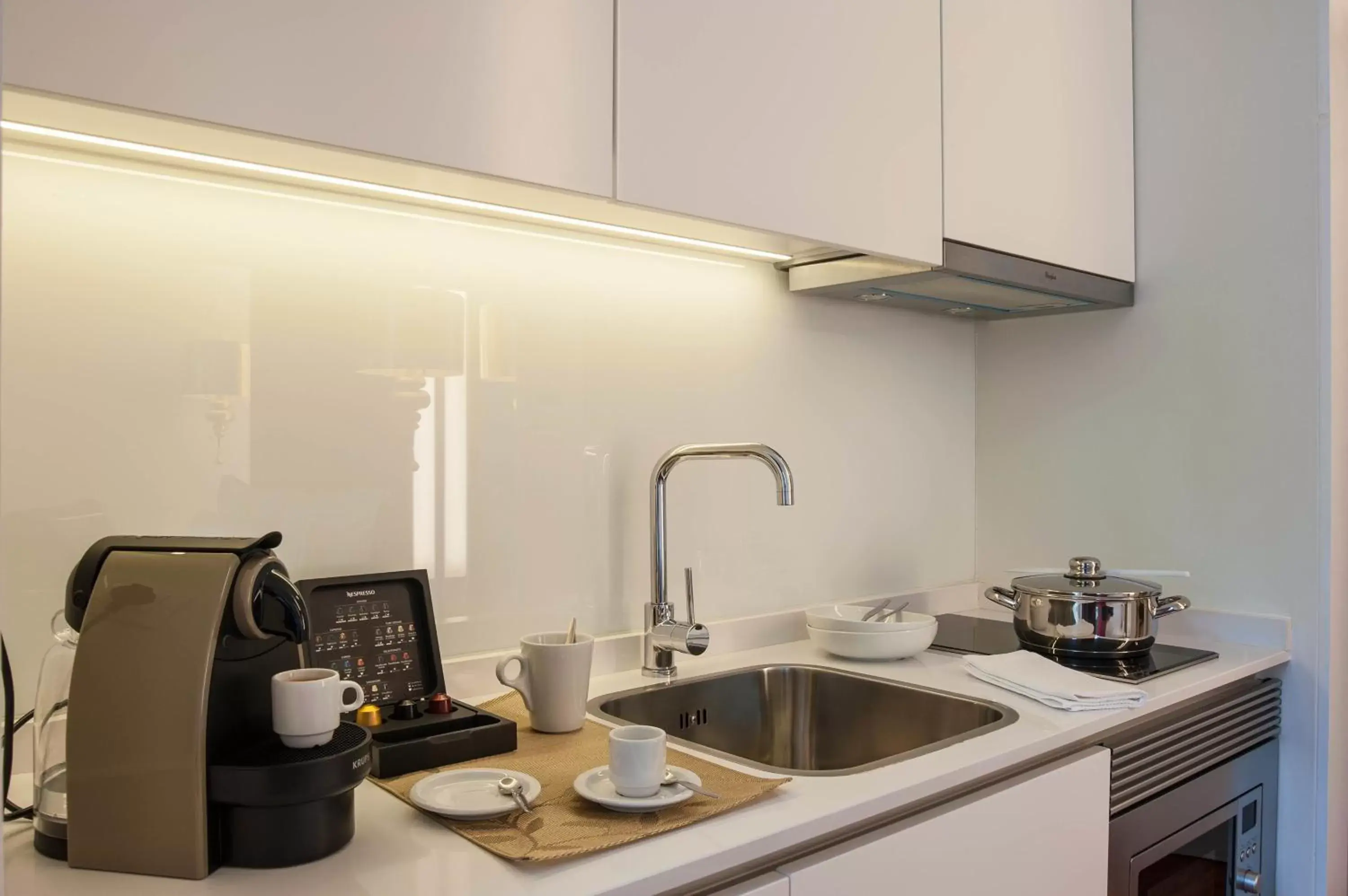 Coffee/tea facilities, Kitchen/Kitchenette in The 7 Hotel, Suites, Studios & Apartments