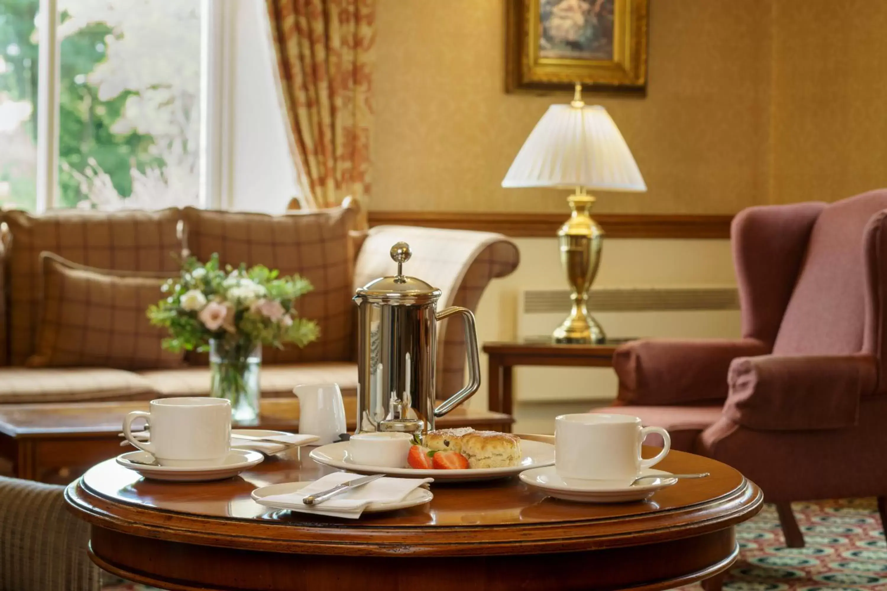 Lounge or bar in Macdonald Crutherland House Lounge or bar in Macdonald Crutherland House