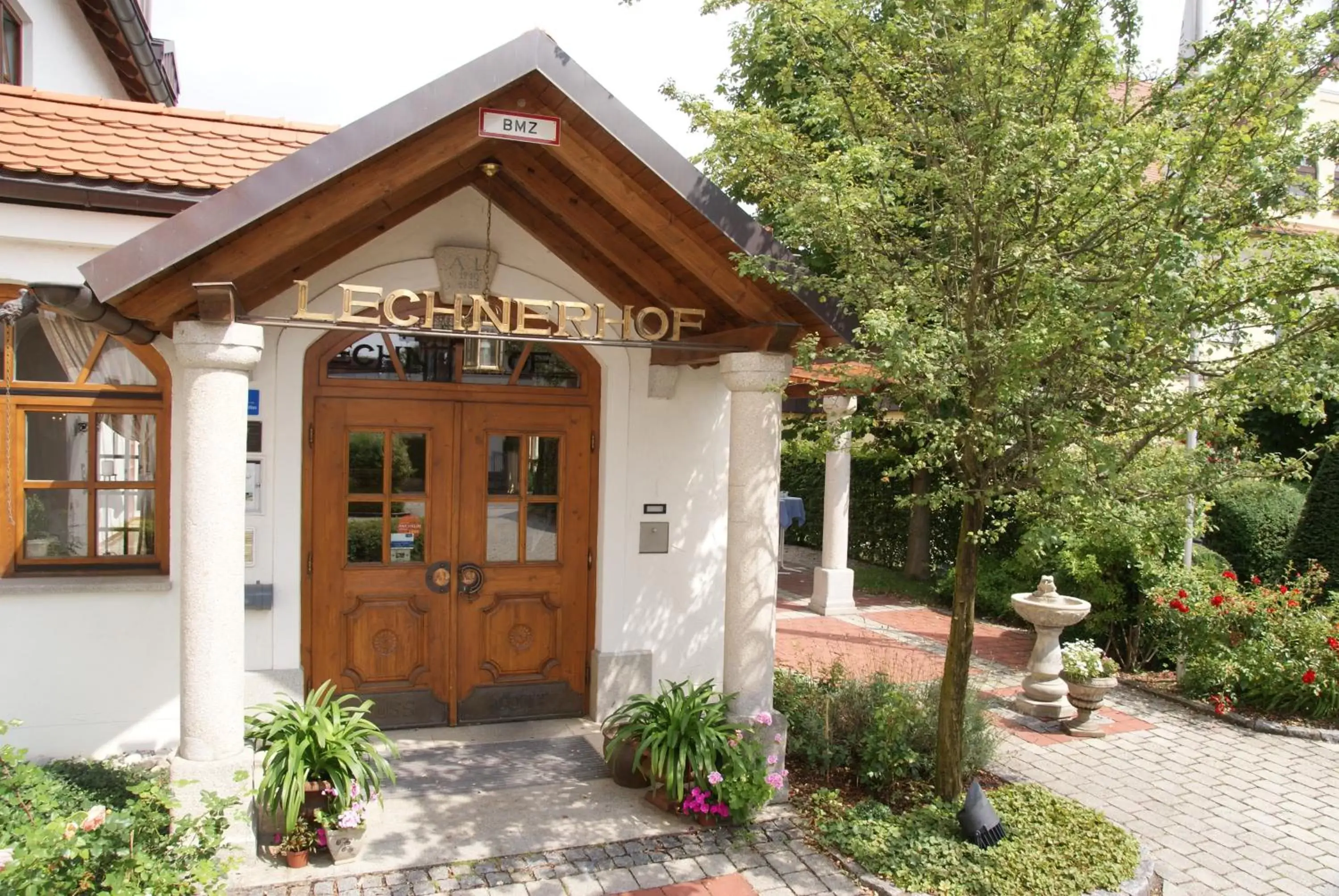 Facade/entrance in Hotel Lechnerhof Unterföhring