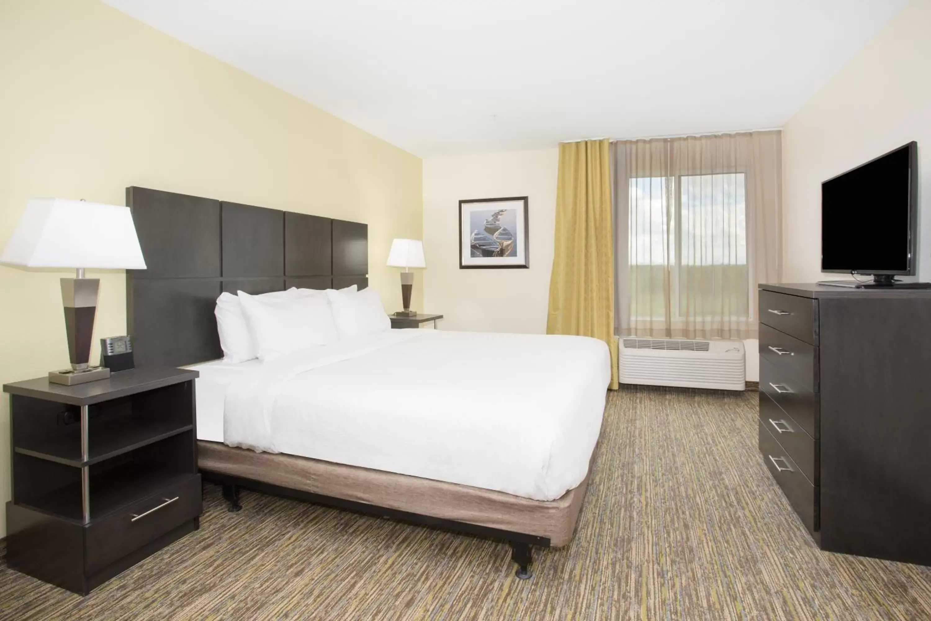 Bedroom, TV/Entertainment Center in Candlewood Suites Longmont, an IHG Hotel