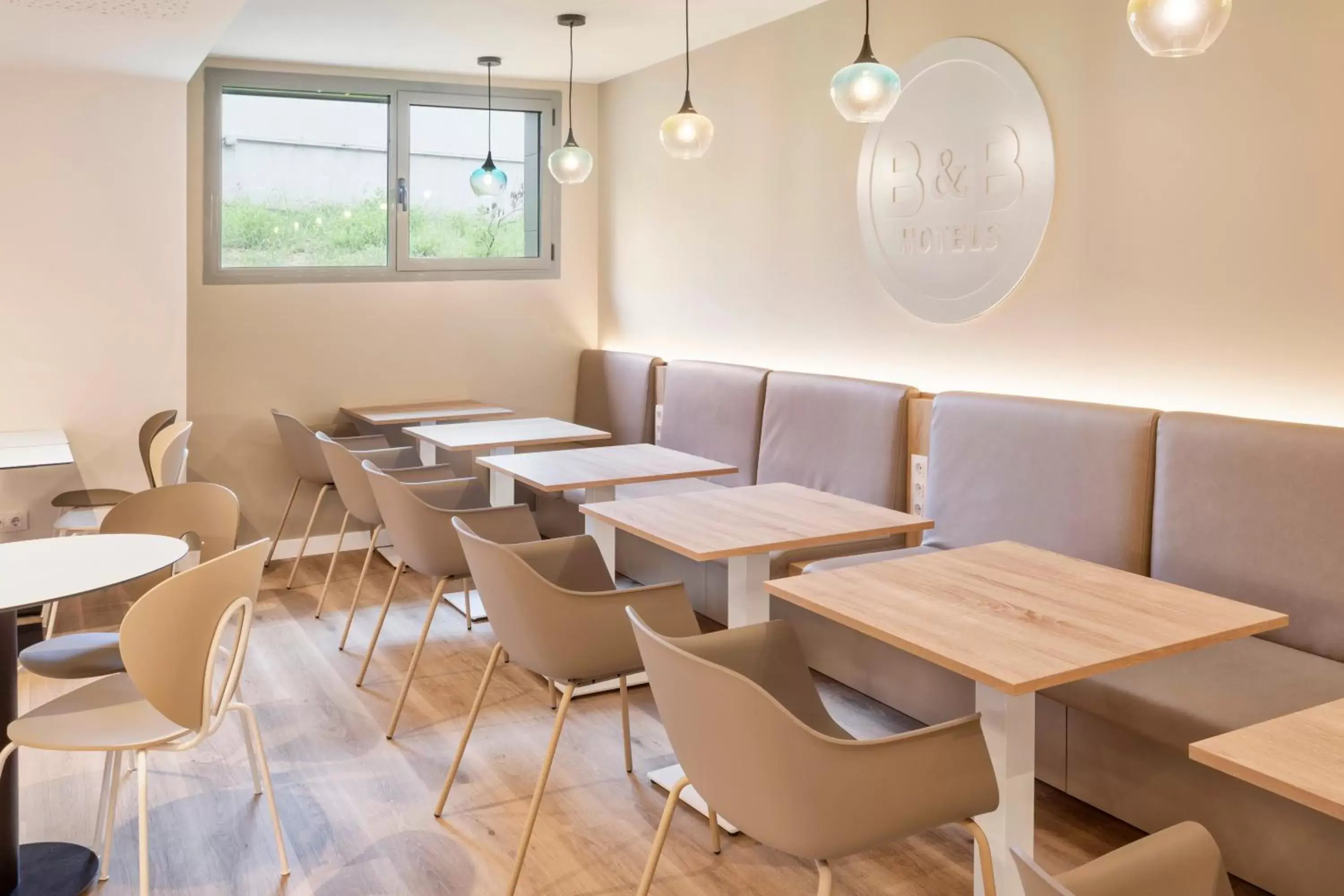 Seating area, Restaurant/Places to Eat in B&B HOTEL Barcelona Sant Cugat