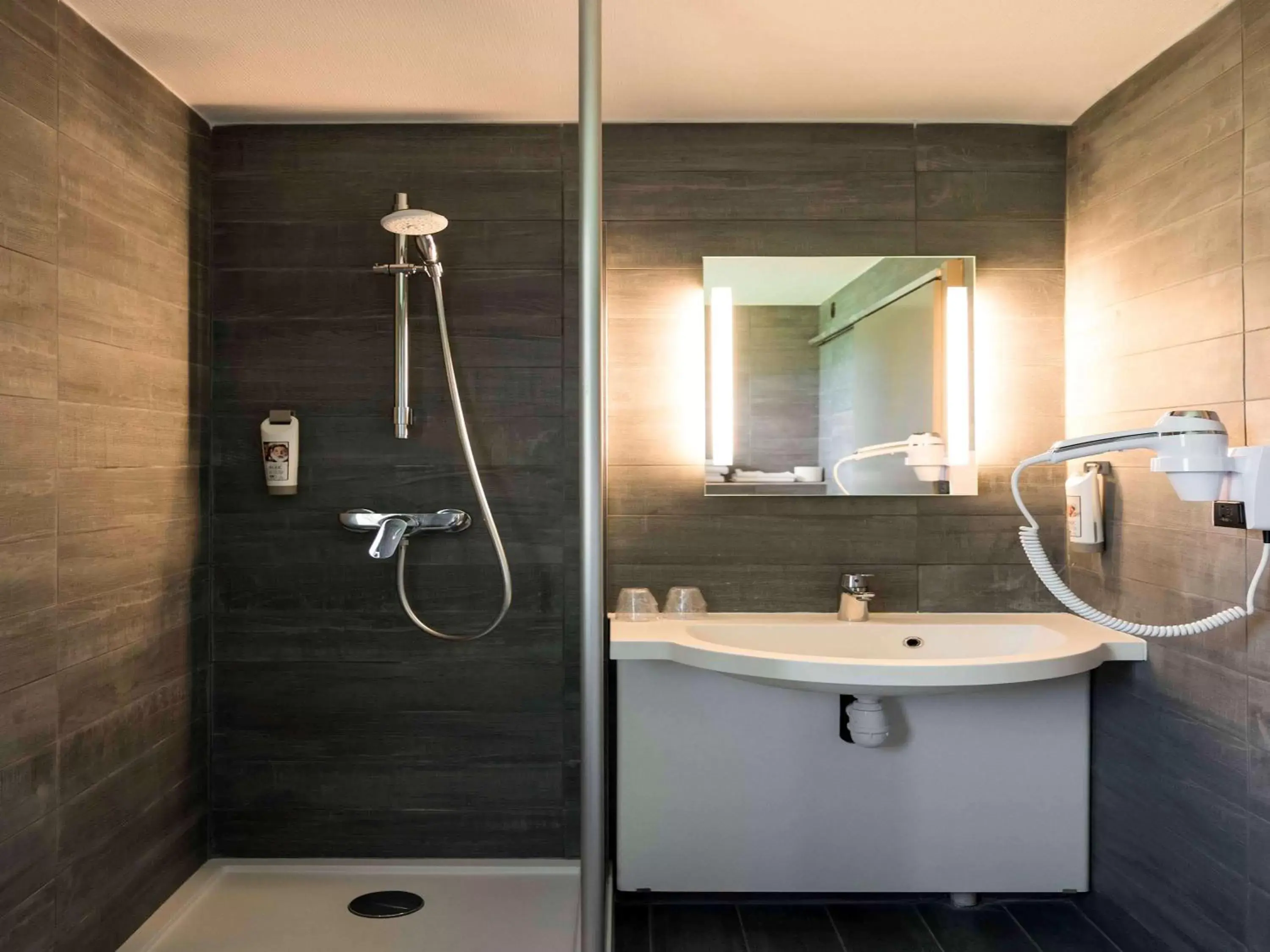 Photo of the whole room, Bathroom in ibis Carcassonne Est la Cité