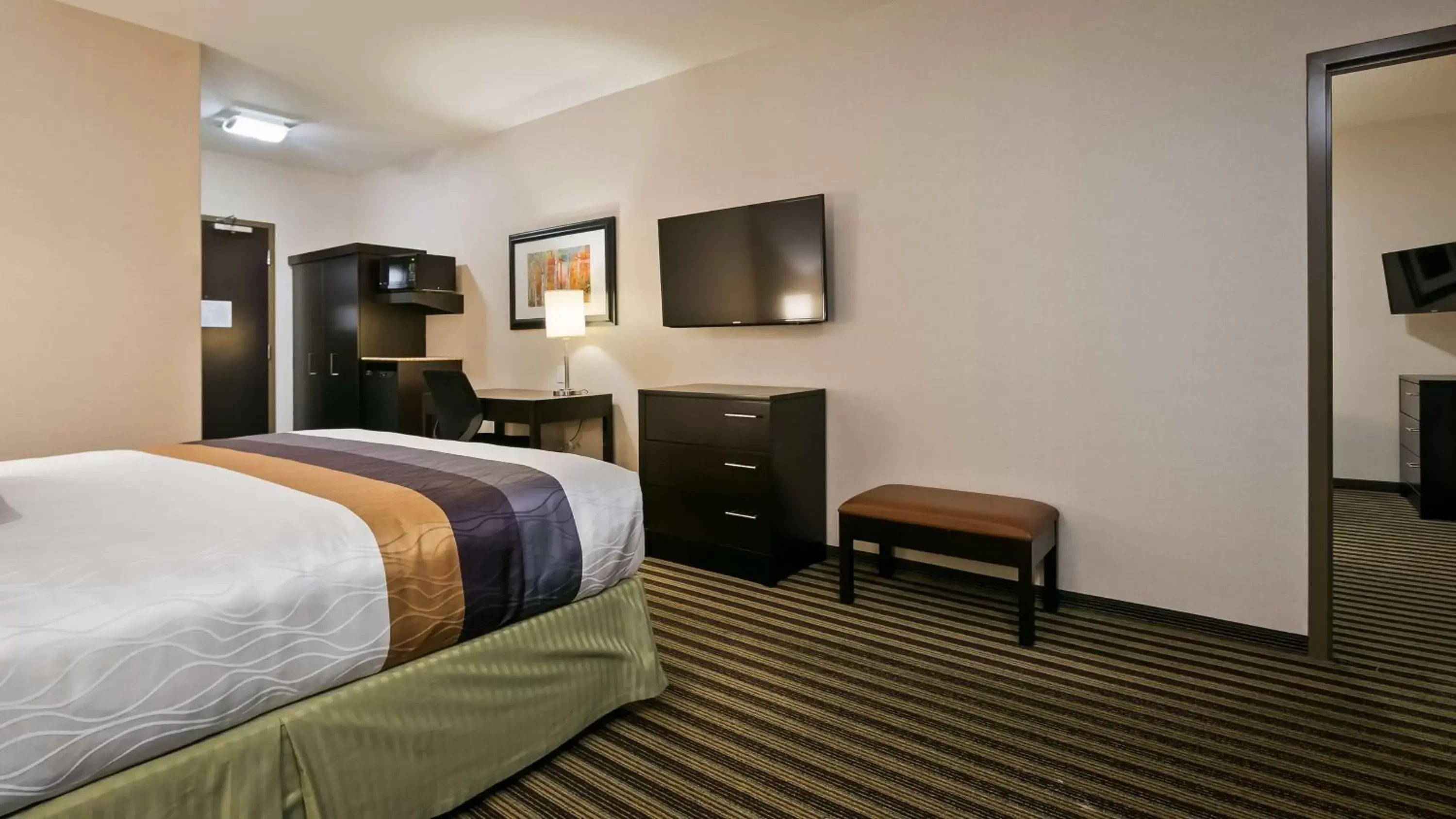 Bedroom, TV/Entertainment Center in Best Western Plus Sherwood Park Inn & Suites