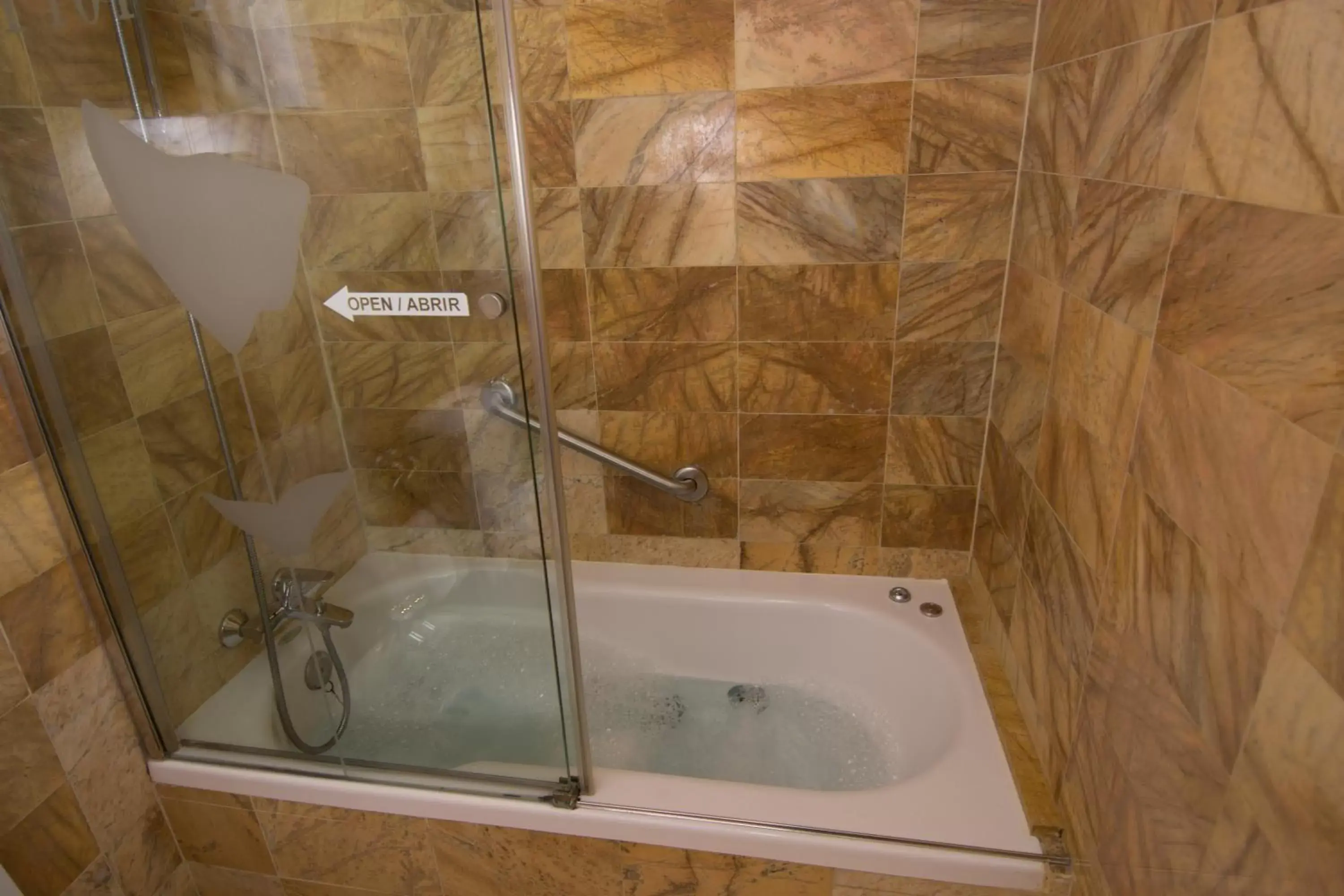 Hot Tub, Bathroom in Flor Parks