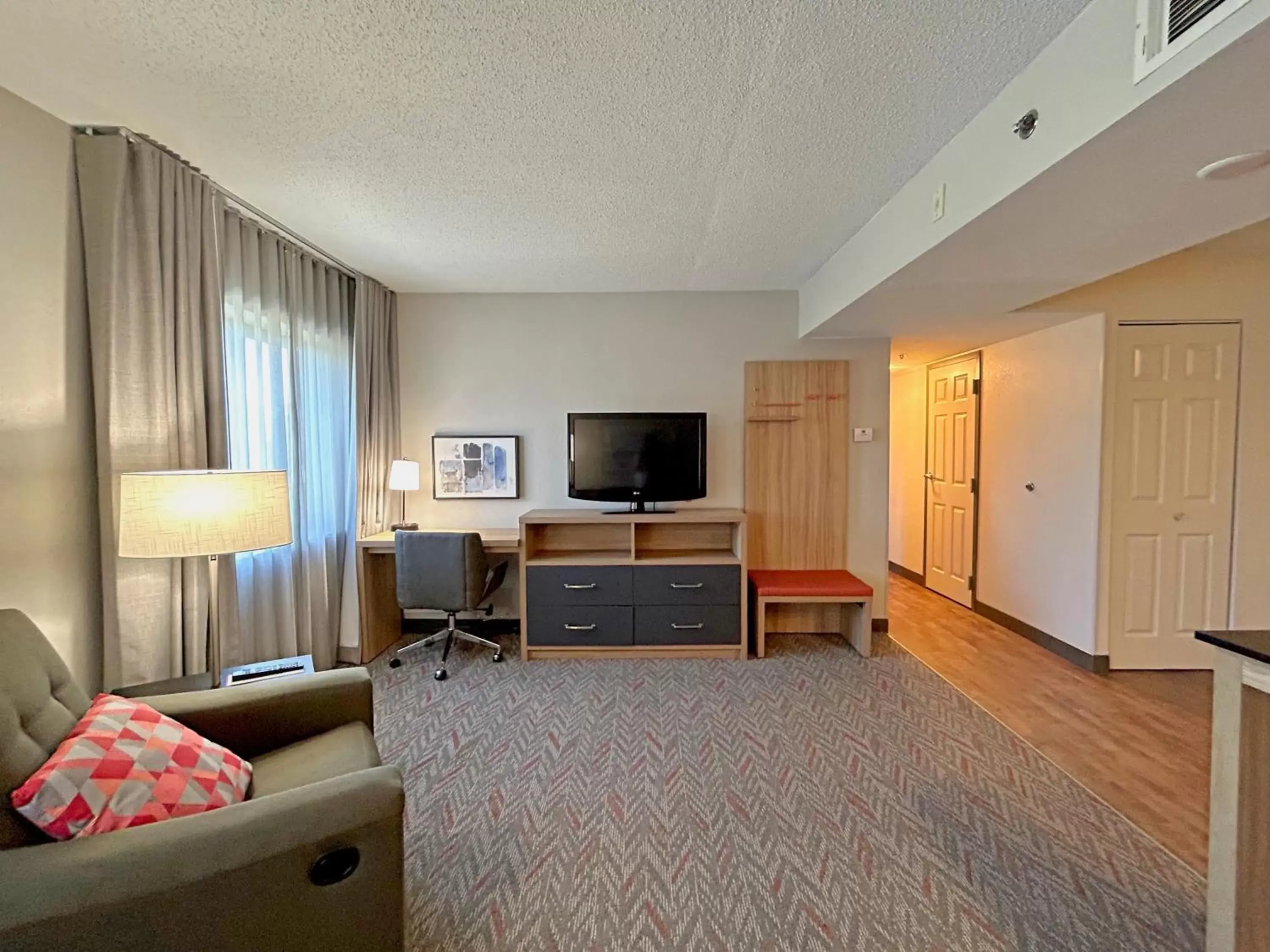 Living room, TV/Entertainment Center in Candlewood Suites Indianapolis Downtown Medical District, an IHG Hotel