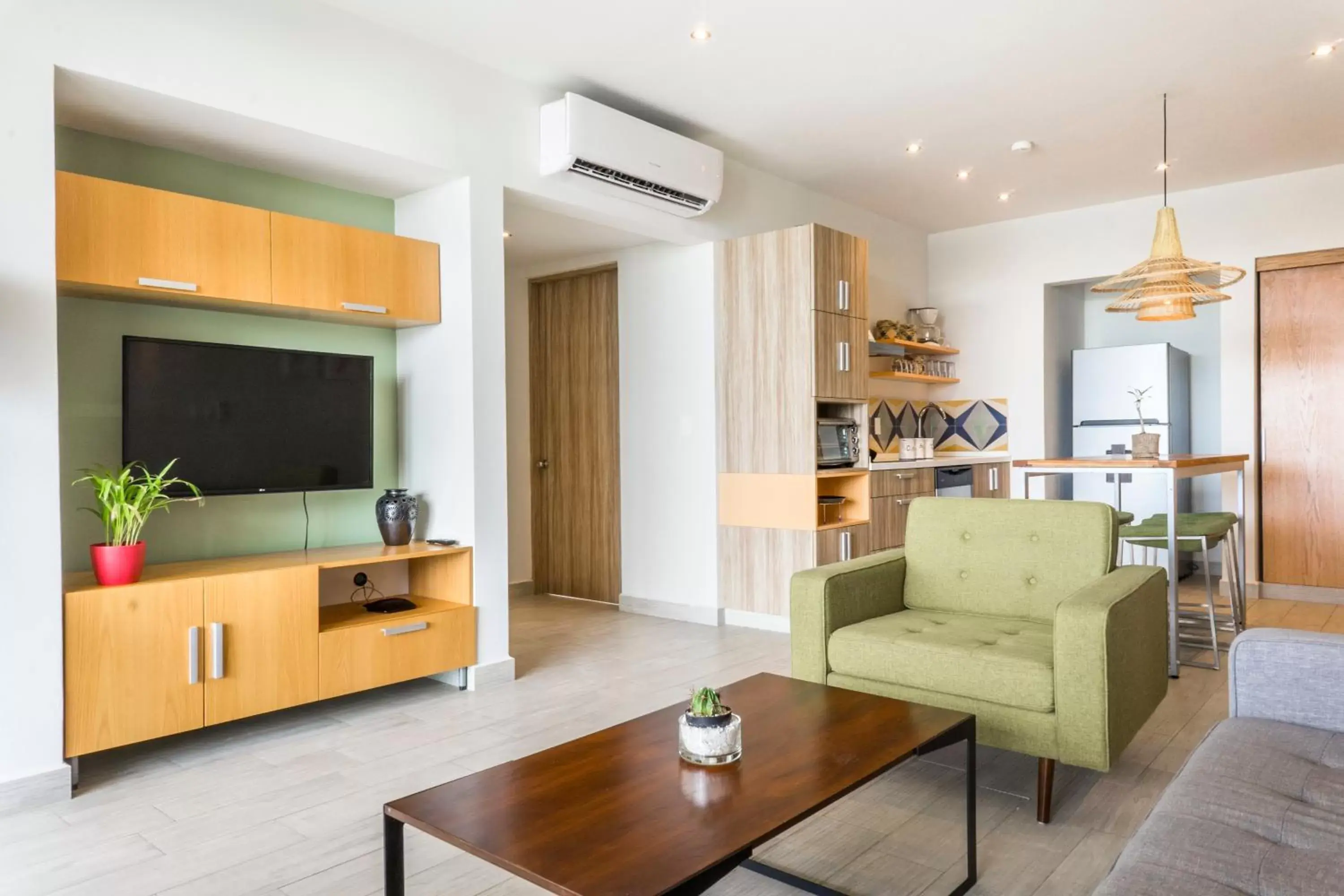 Kitchen or kitchenette, Seating Area in Opal Suites Apartments