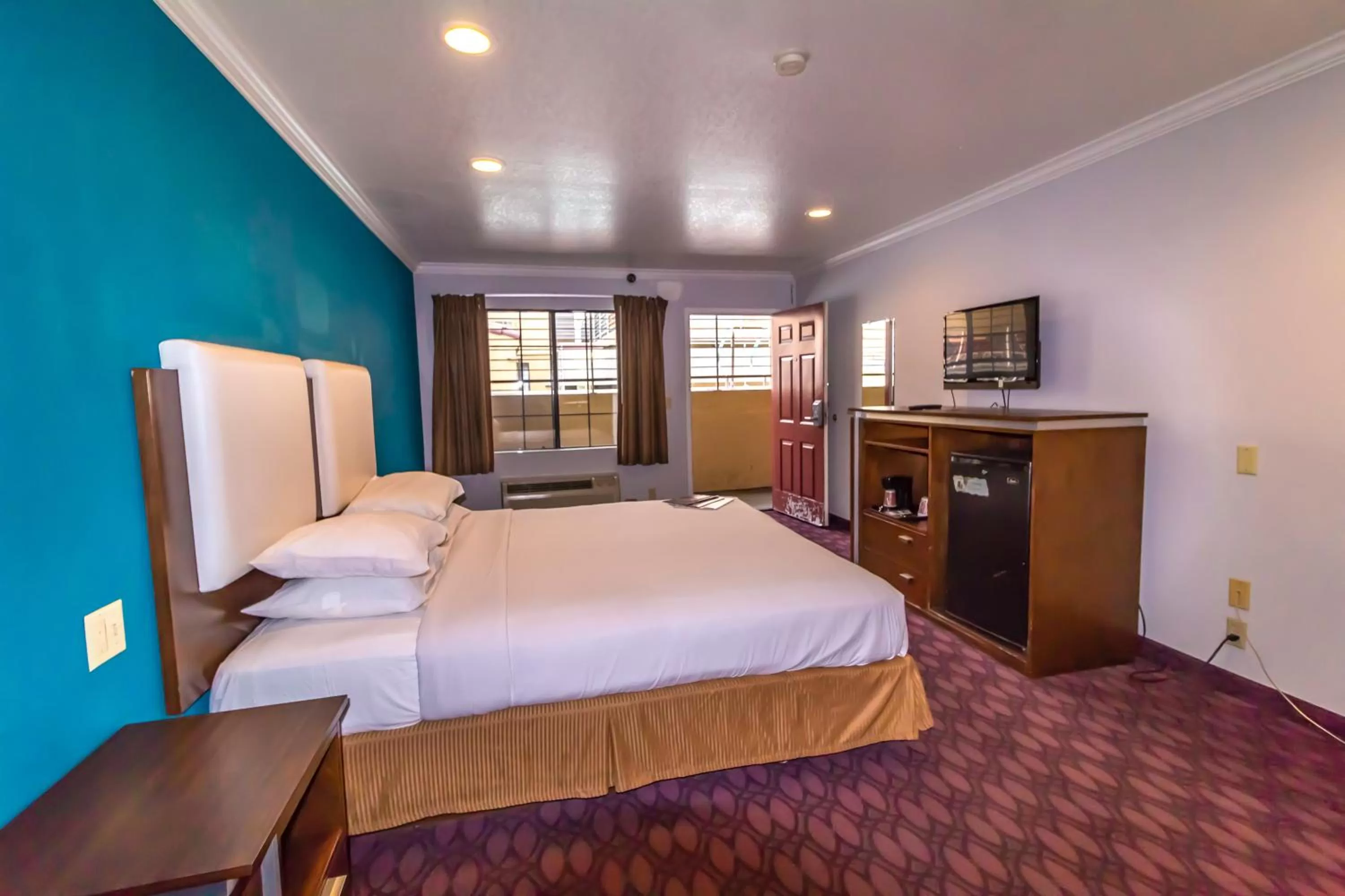 Bed in Hotel Pacific, Manhattan Beach