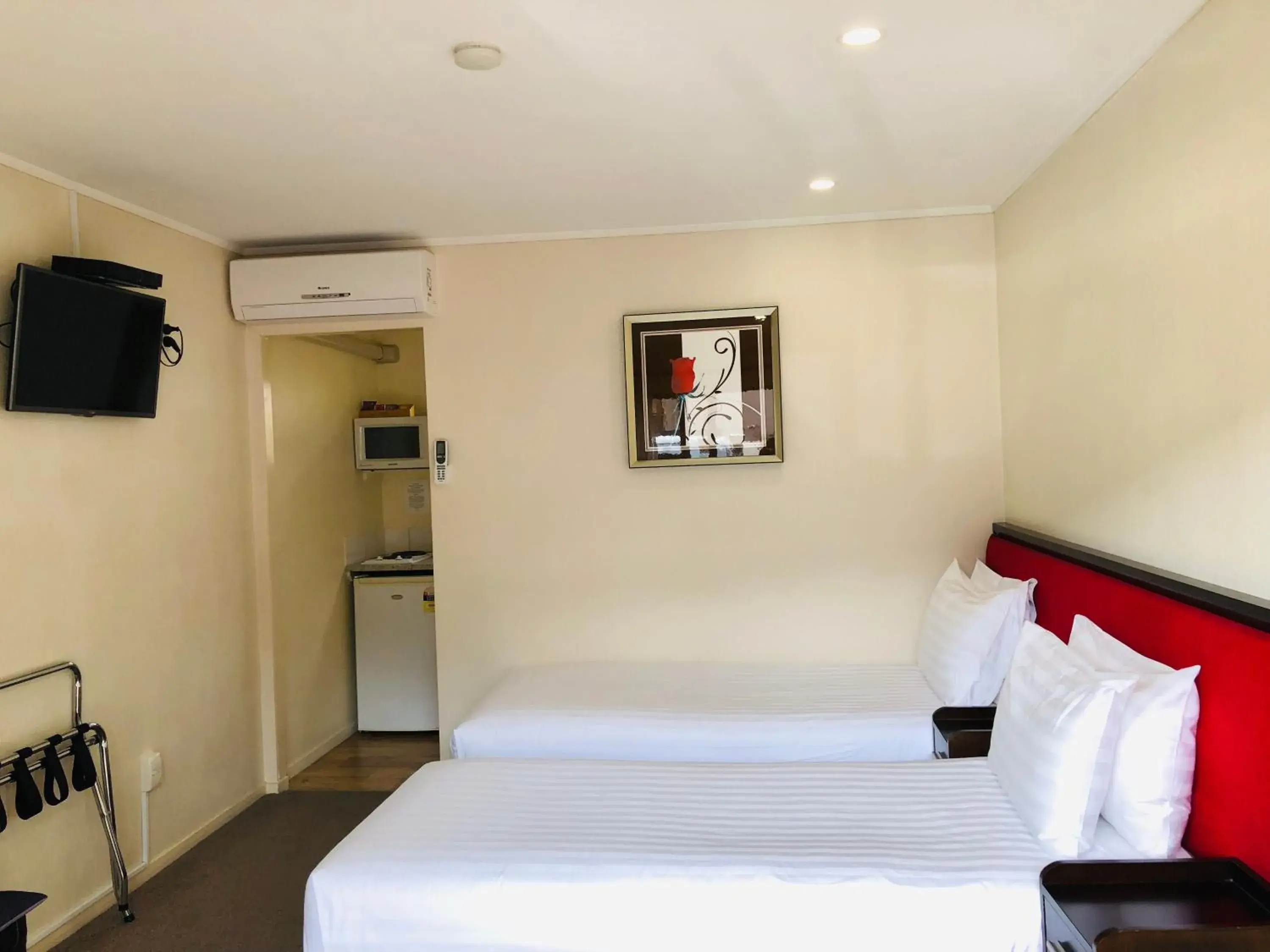 Bedroom, Bed in Tudor Court Motor Lodge Hotel