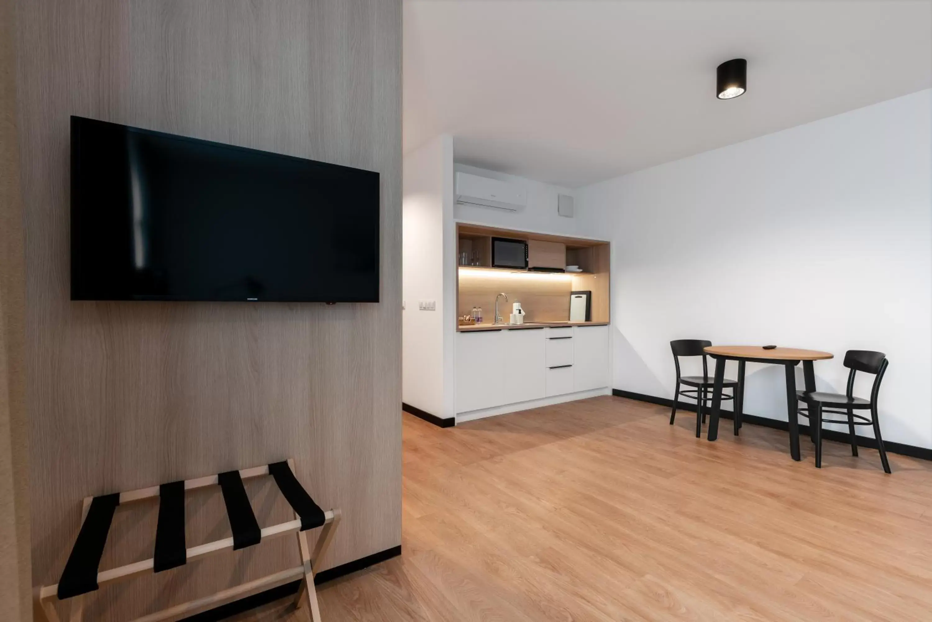 Kitchen or kitchenette, TV/Entertainment Center in Hotel Tulip Residences Warsaw Targowa