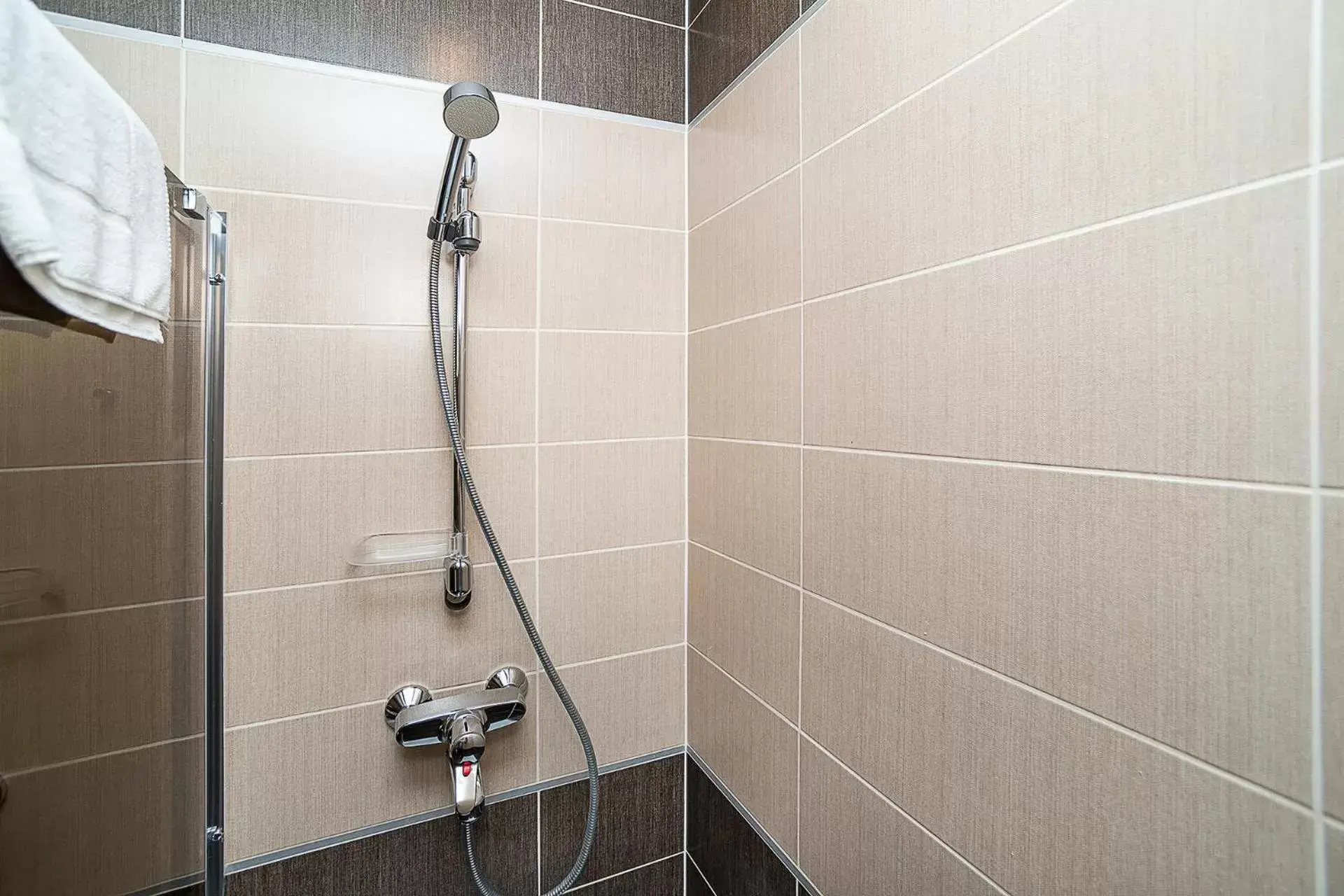 Shower, Bathroom in Hotel Orion