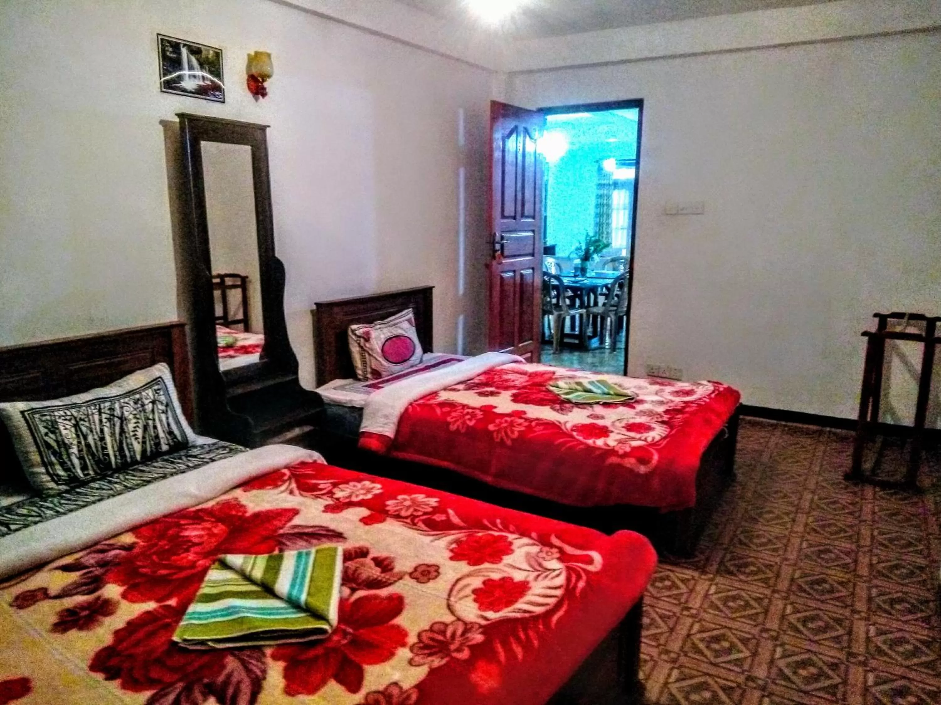 Bedroom, Bed in travellers nest inn