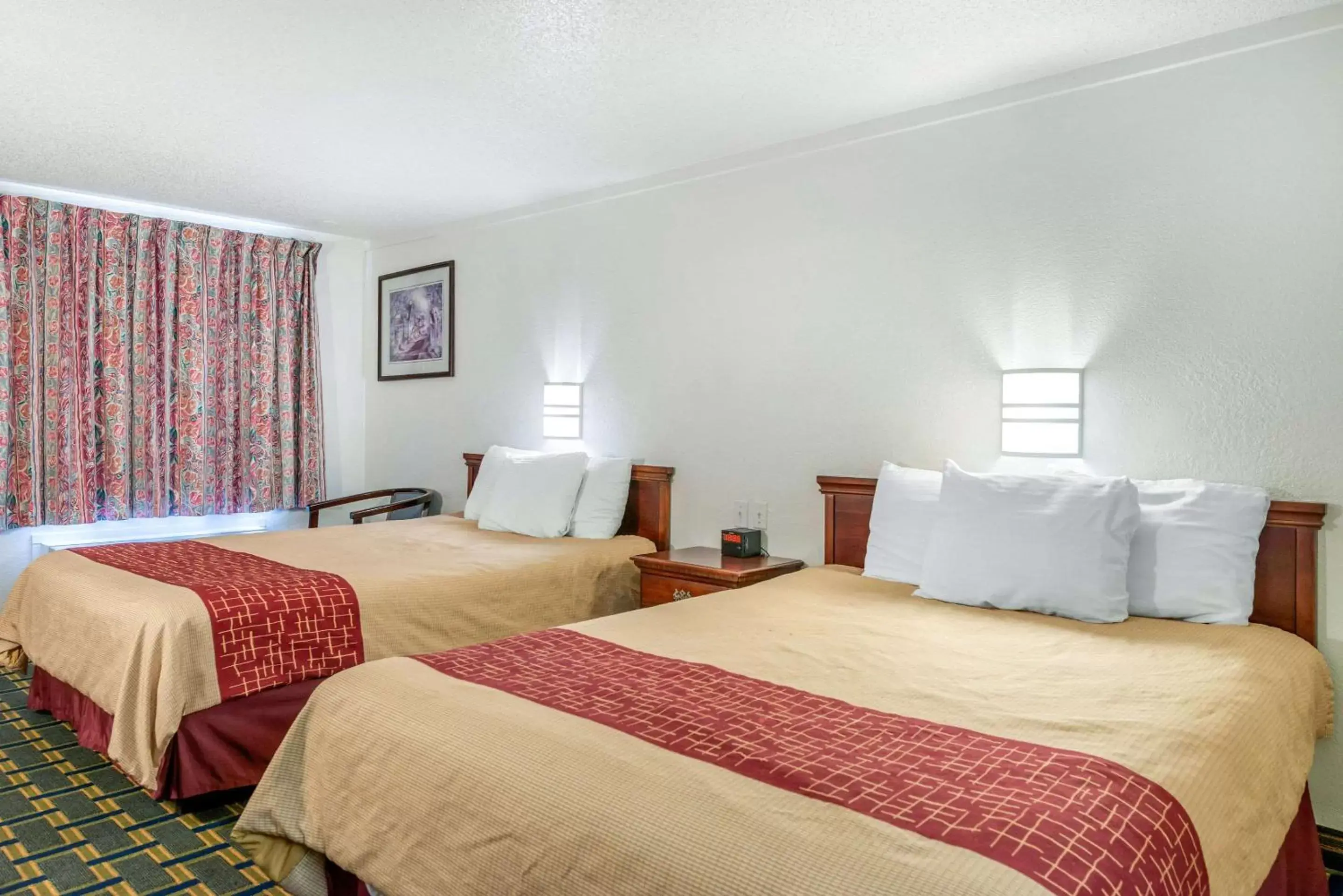 Photo of the whole room, Bed in Rodeway Inn Hilliard/Columbus