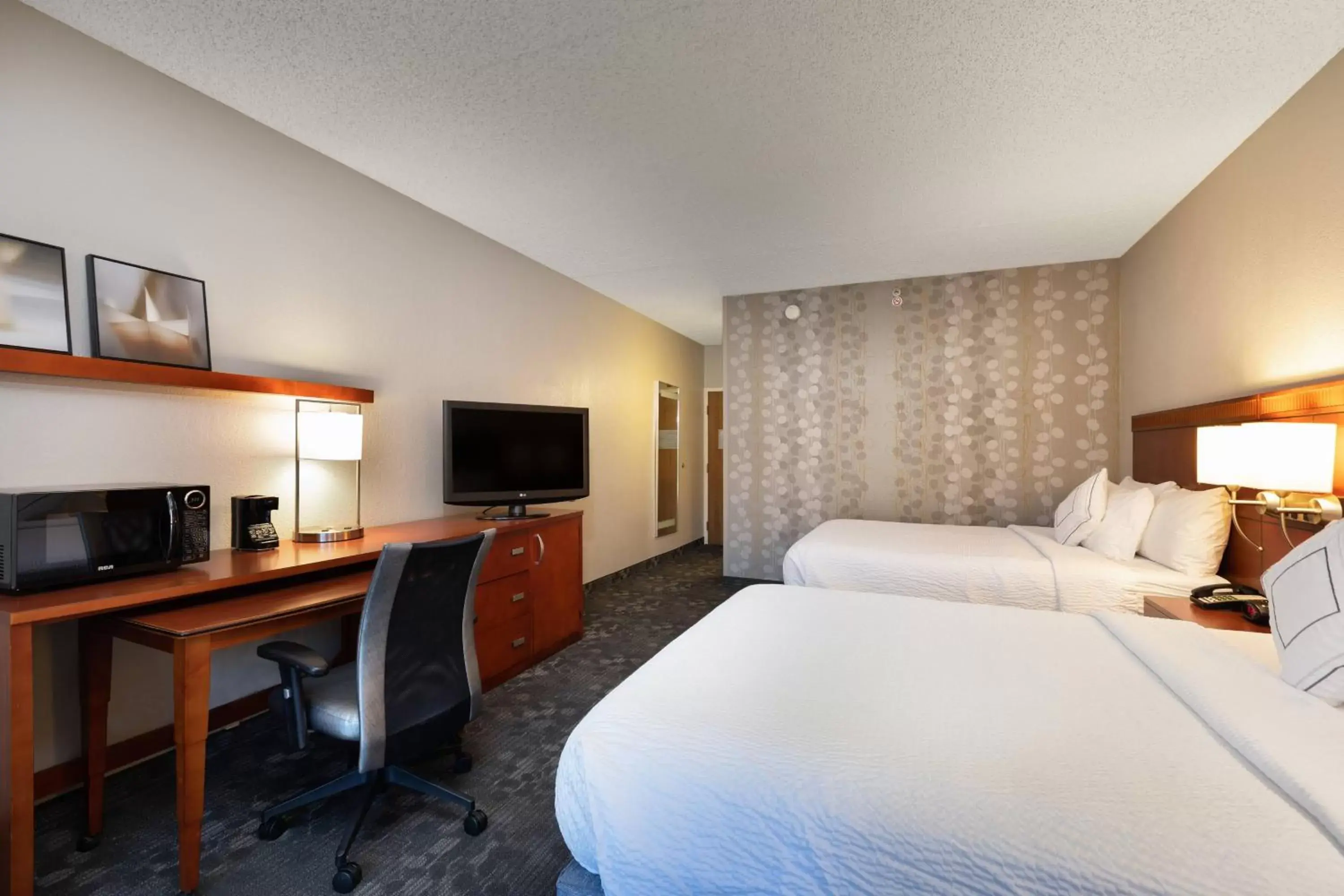 Photo of the whole room, TV/Entertainment Center in Courtyard by Marriott Dallas-Fort Worth/Bedford