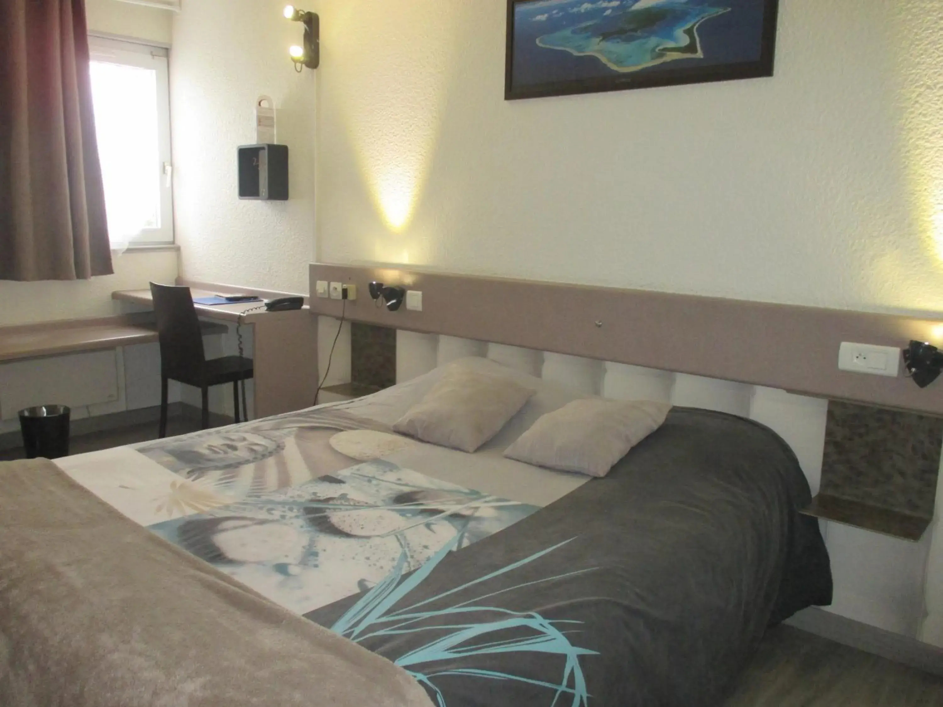 Photo of the whole room, Bed in Contact Hôtel Come Inn