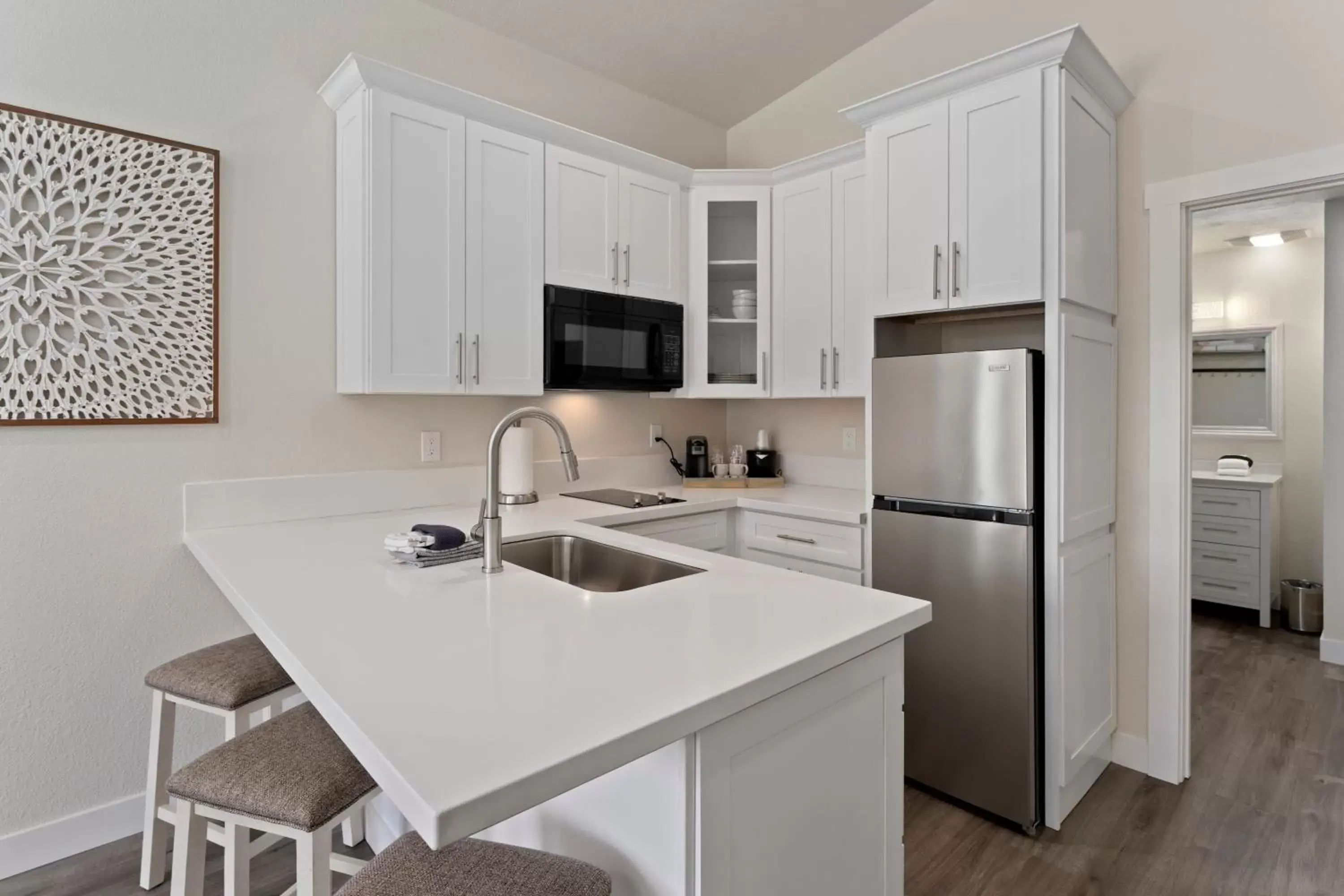 Kitchen/Kitchenette in Cedar Street Hotel & Suites