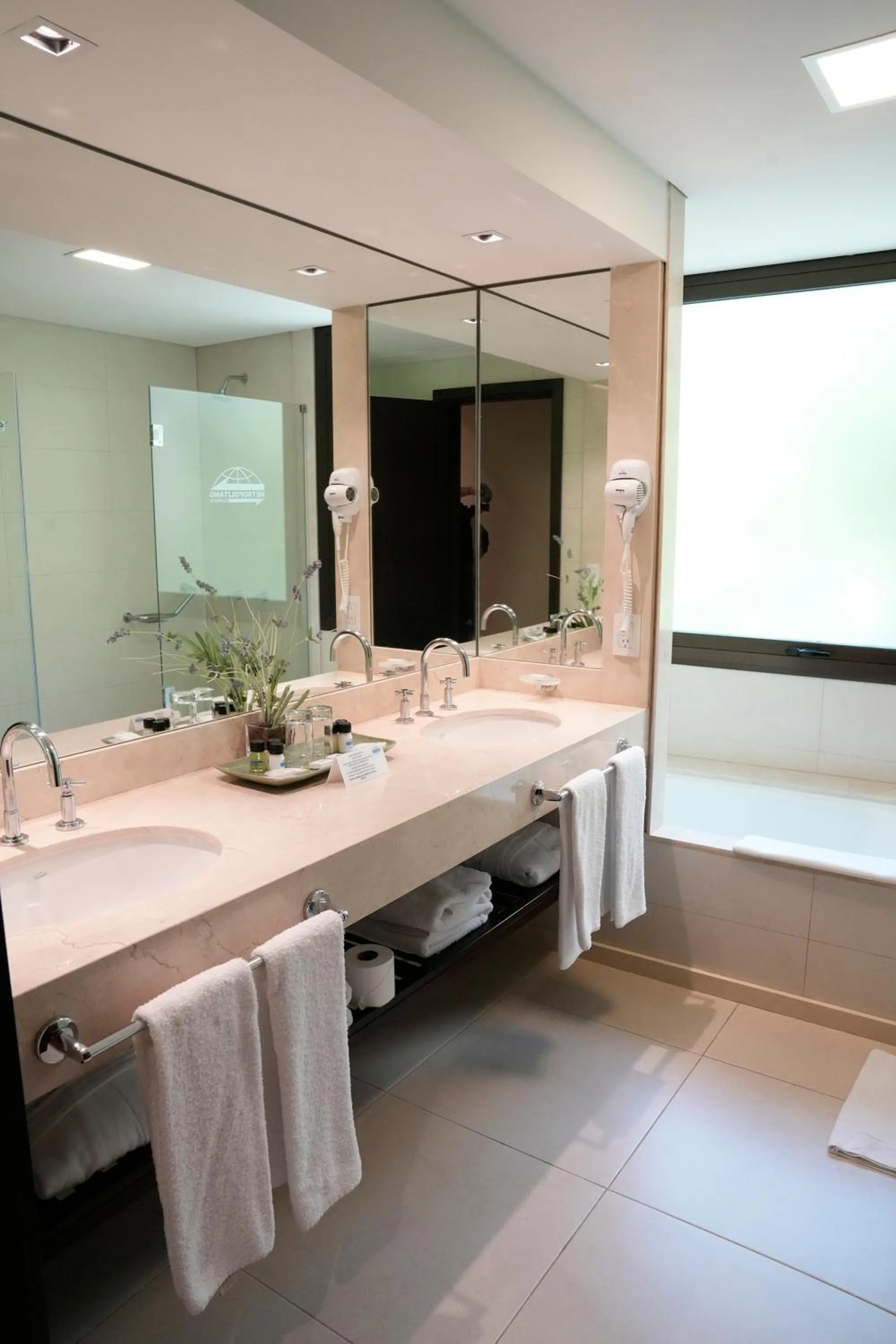 Bathroom in Hotel Metropolitano Supara