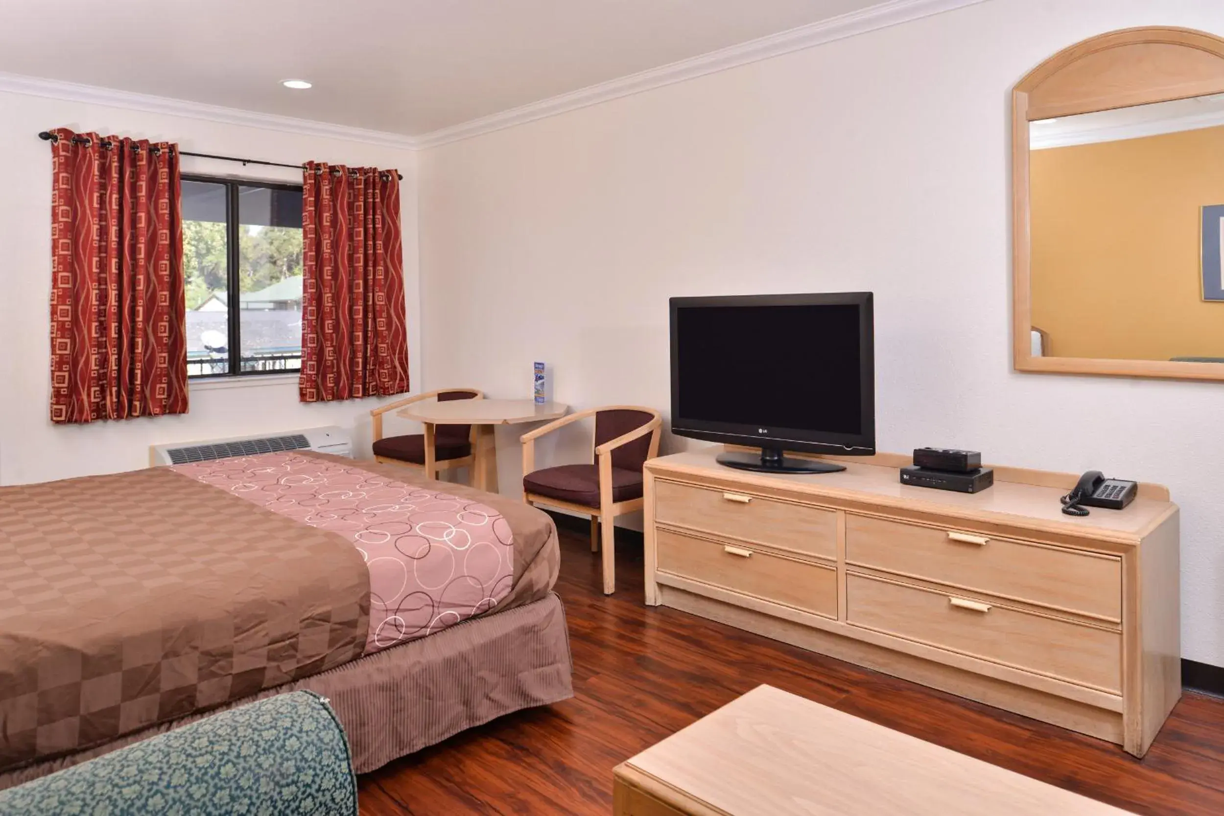 Bedroom, TV/Entertainment Center in Americas Best Value Inn & Suites Clearlake Wine Country