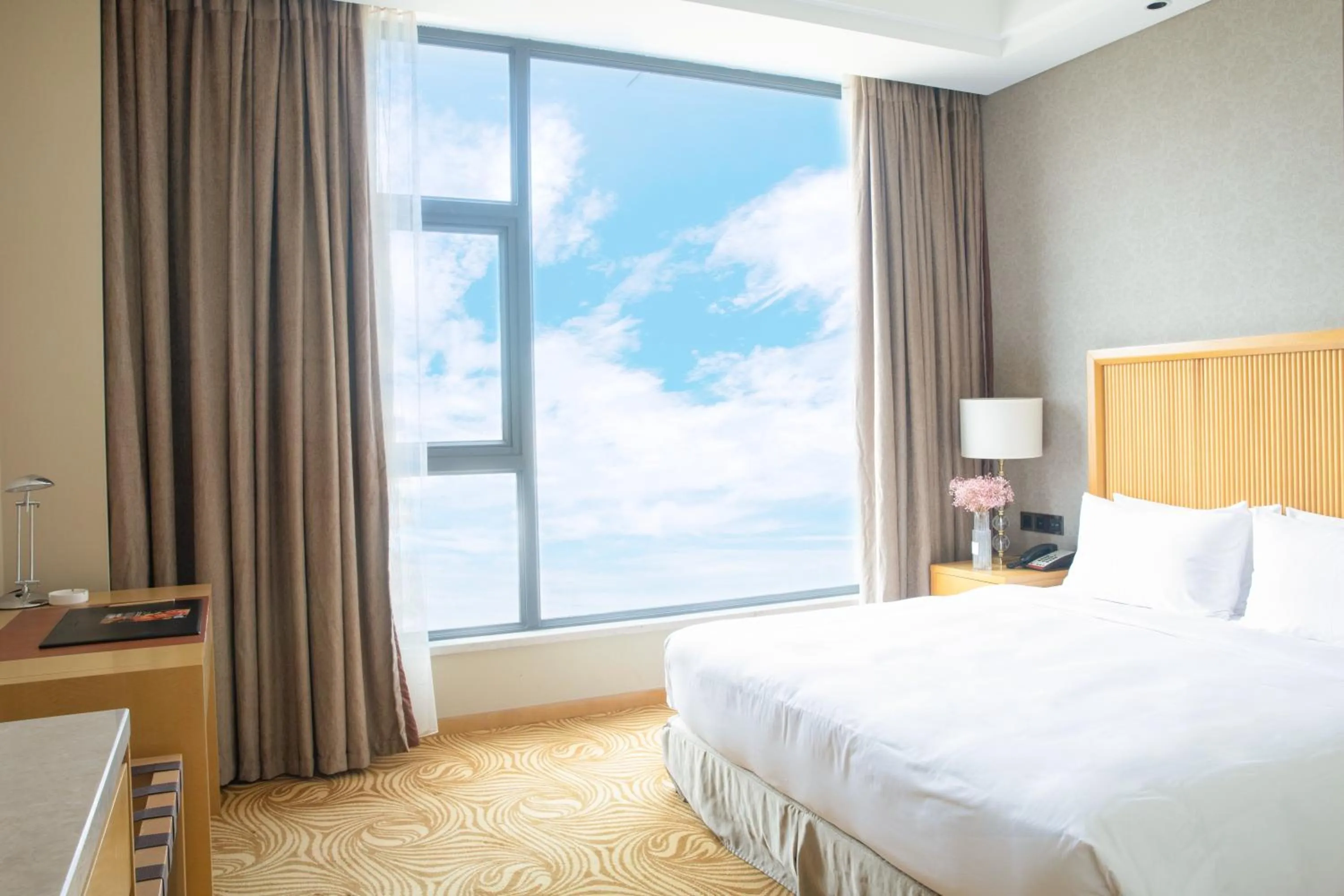 Photo of the whole room, Bed in Holiday Inn Foshan Nanhai Central by IHG