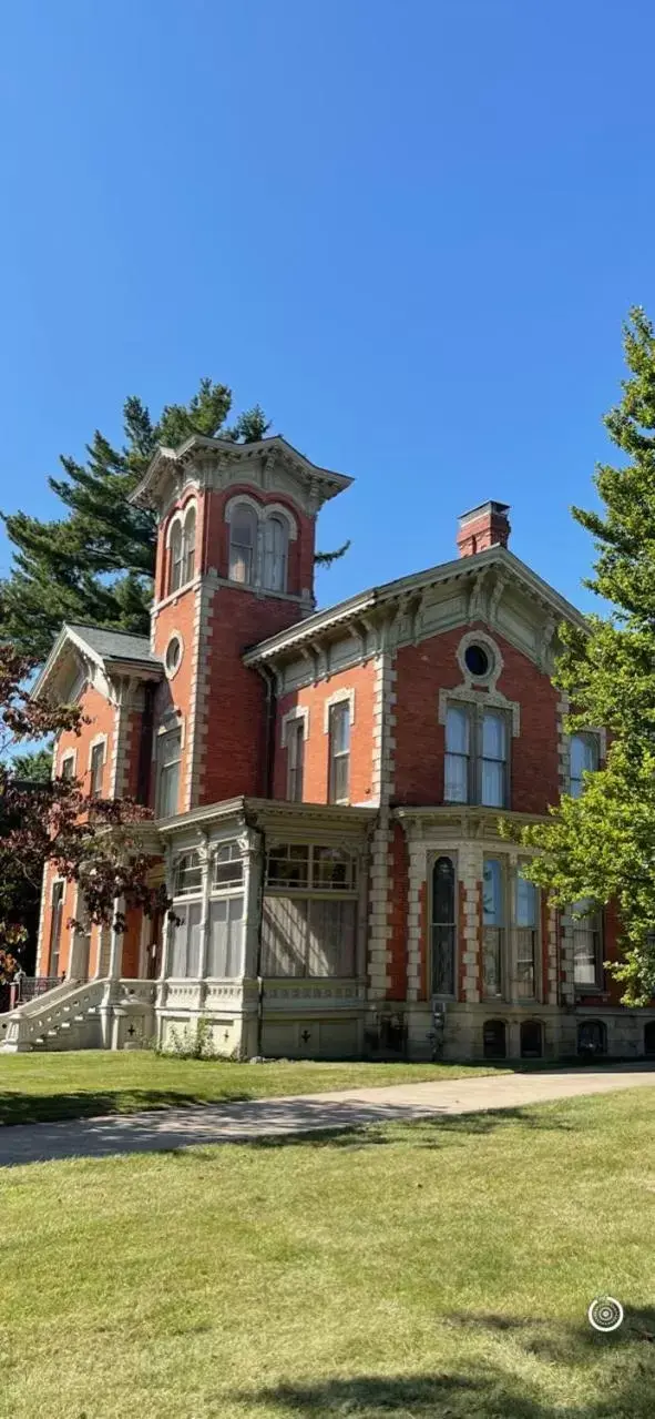 Property Building in Henderson Castle Inn