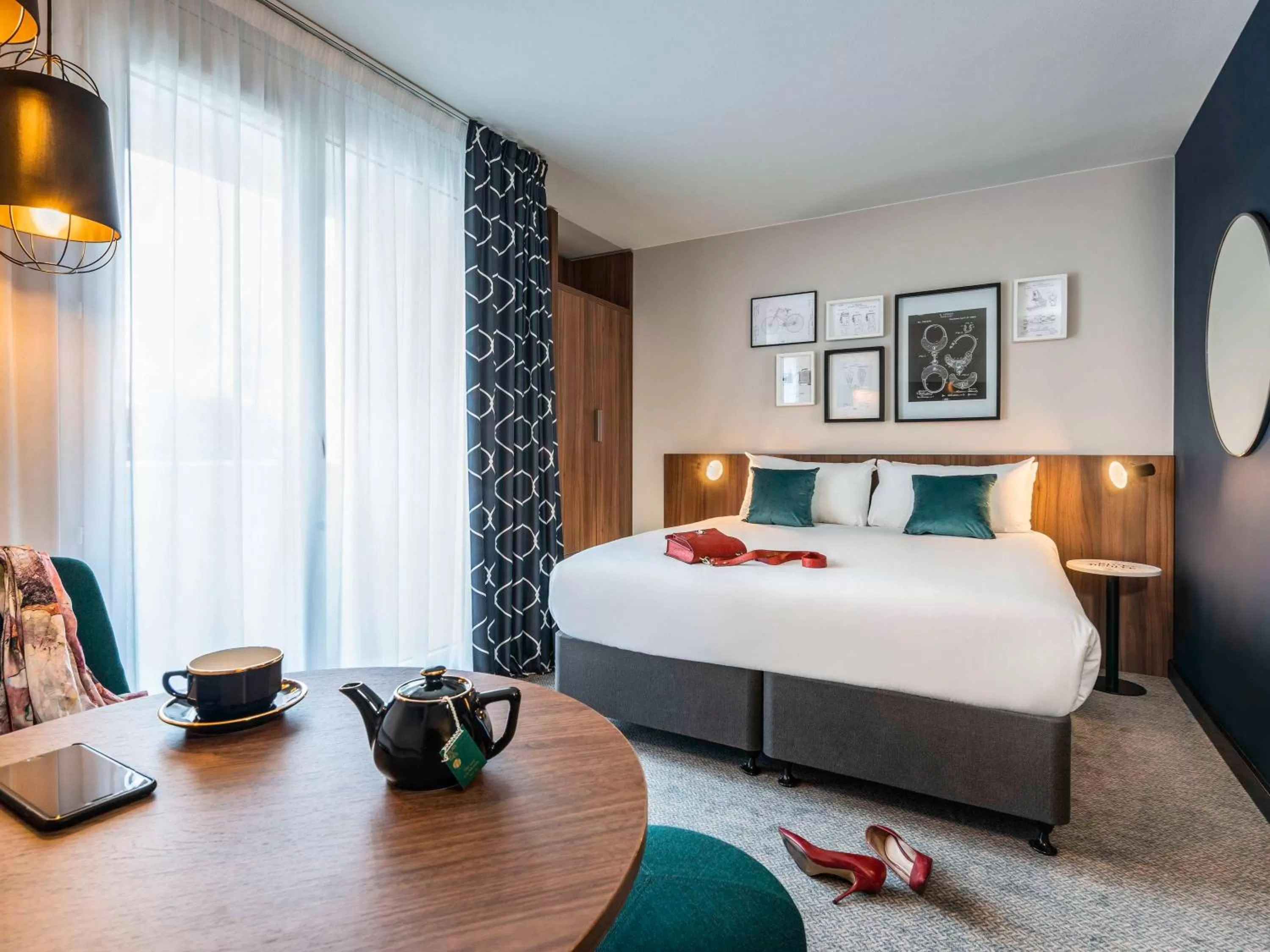Privilege room queen-size double bed and 1 sofa bed for 1 person in Mercure Paris Montparnasse Pasteur