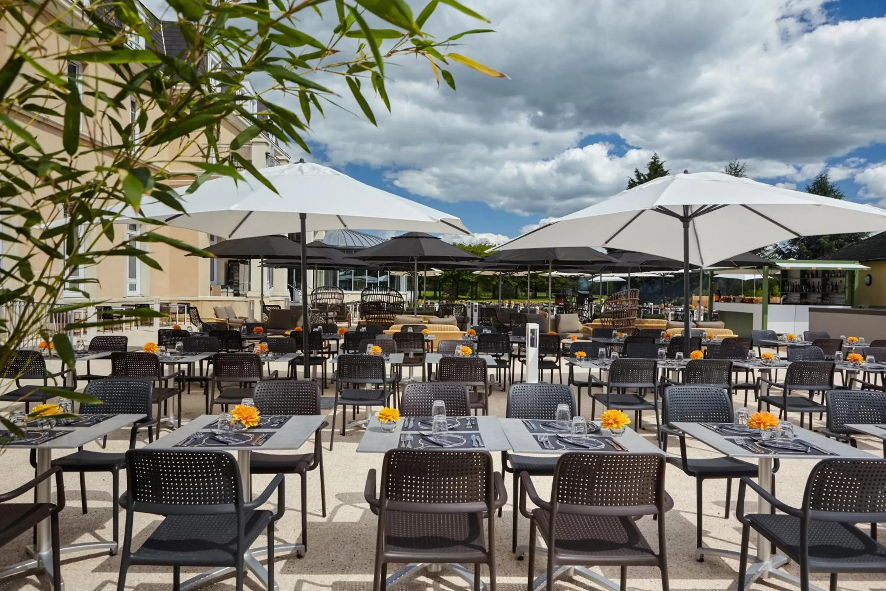 Patio, Restaurant/Places to Eat in Mercure Chantilly Resort & Conventions