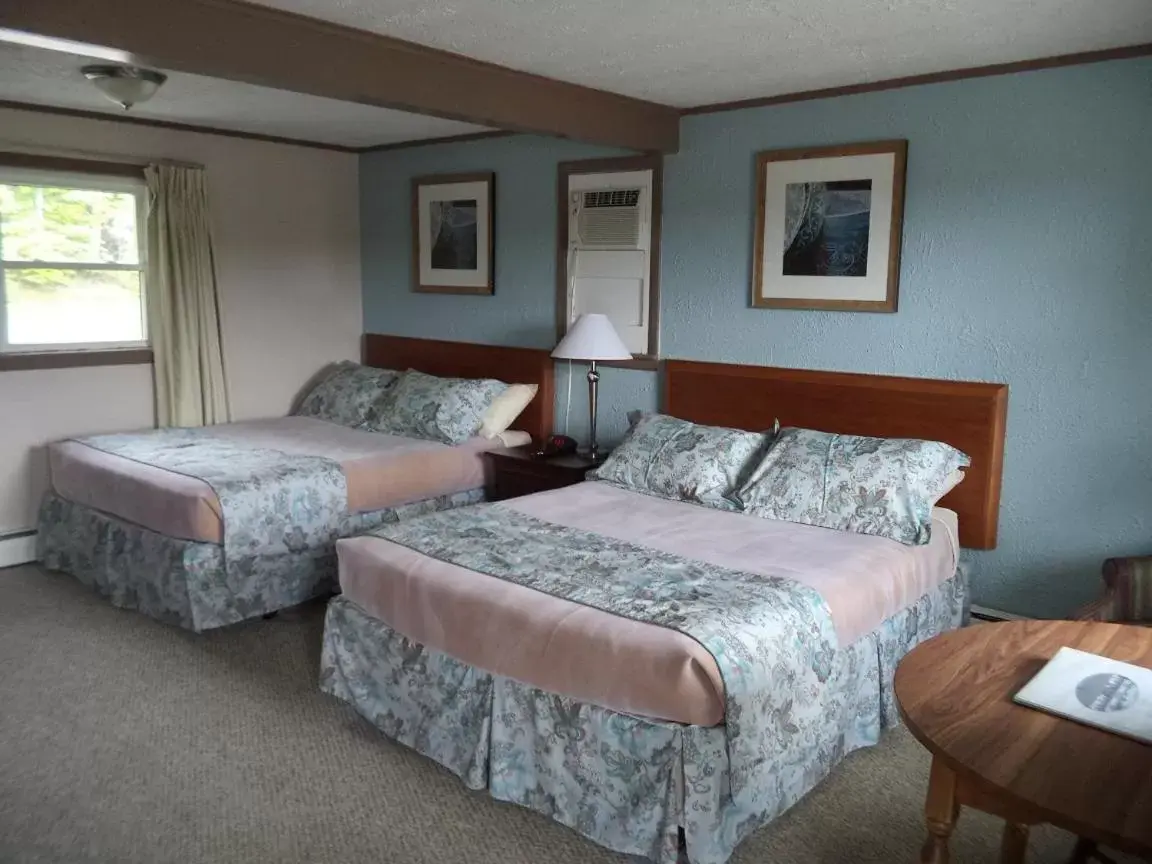 Bed in Mount Blue Motel