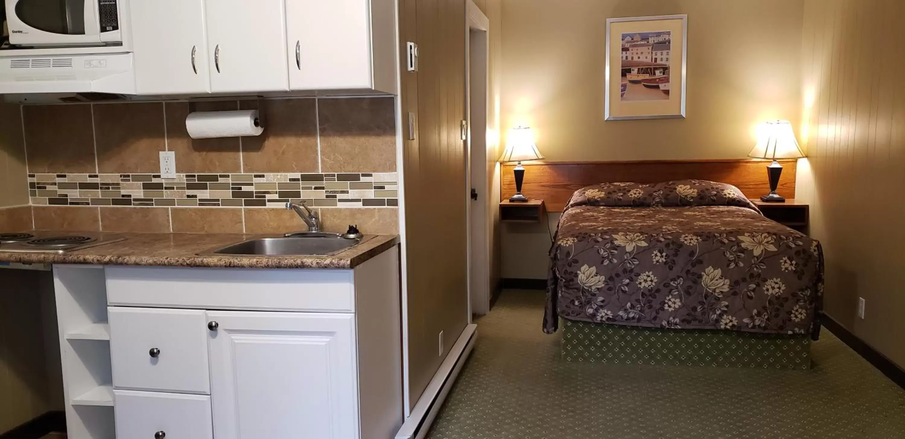 Bed, Kitchen/Kitchenette in Malahat Bungalows Motel