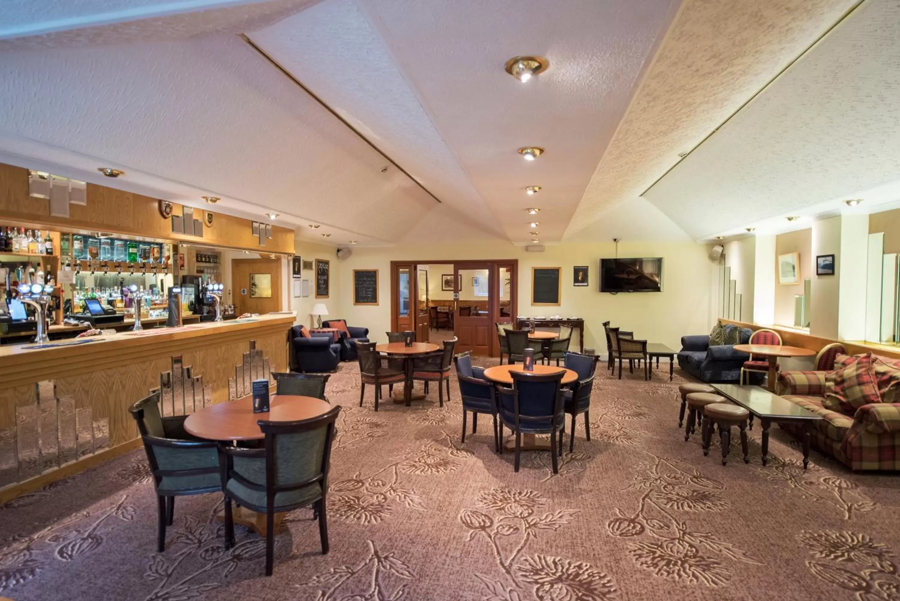Lounge or bar, Restaurant/Places to Eat in Ben Nevis Hotel & Leisure Club
