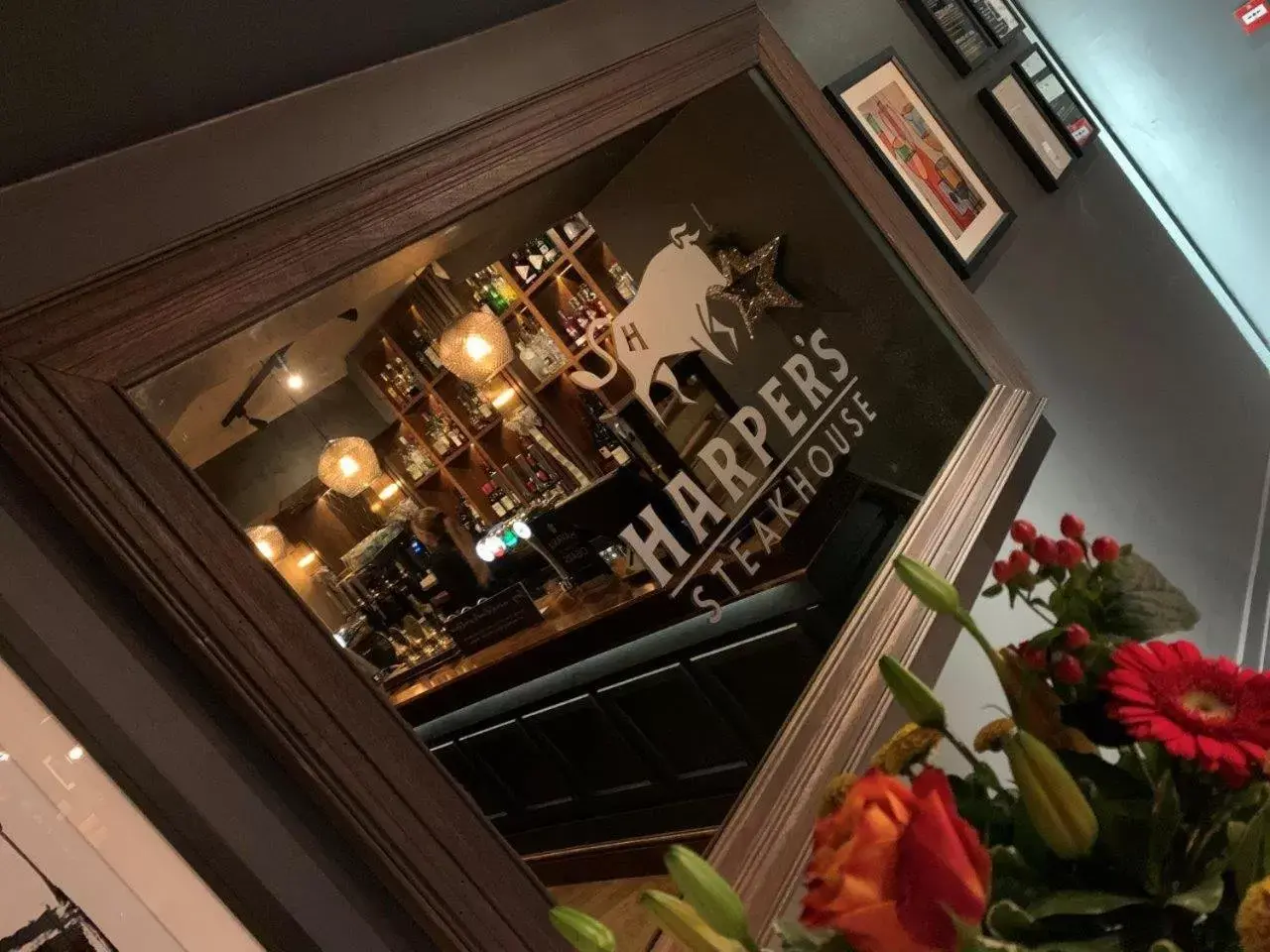 Lounge or bar in Harper's Steakhouse with Rooms, Haslemere