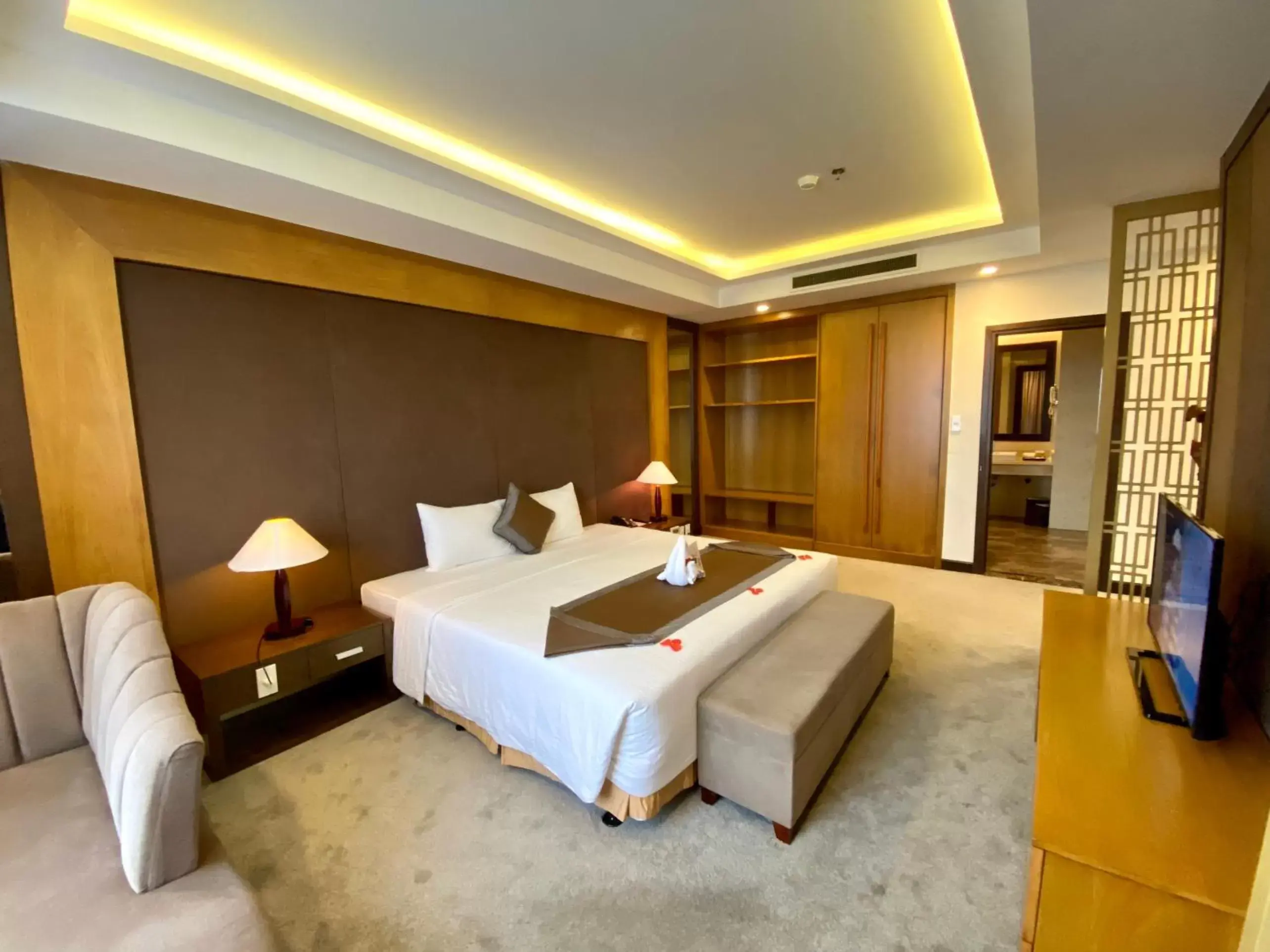 Bedroom, Bed in Muong Thanh Luxury Nhat Le Hotel