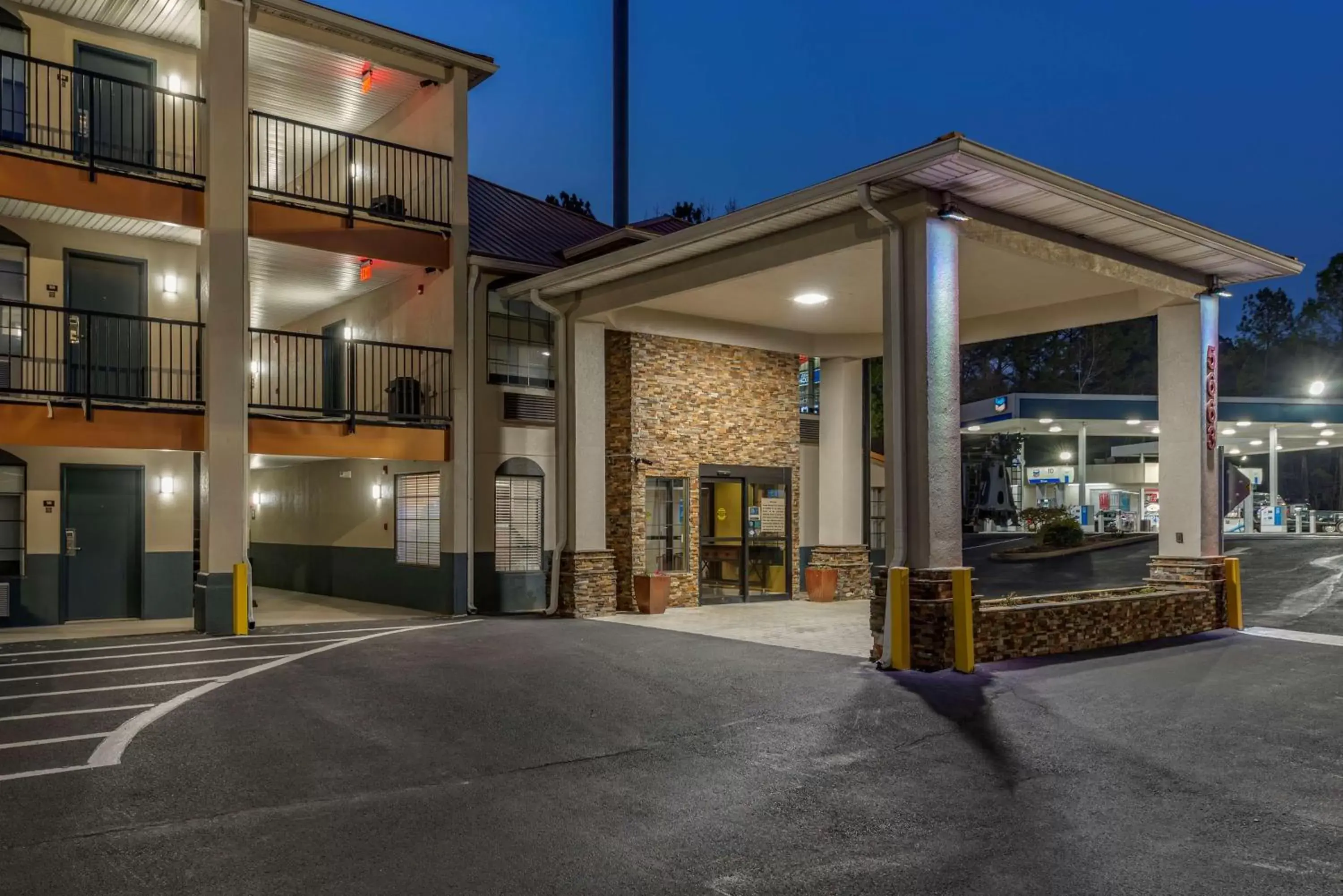 Property building in Best Western Allatoona Inn & Suites