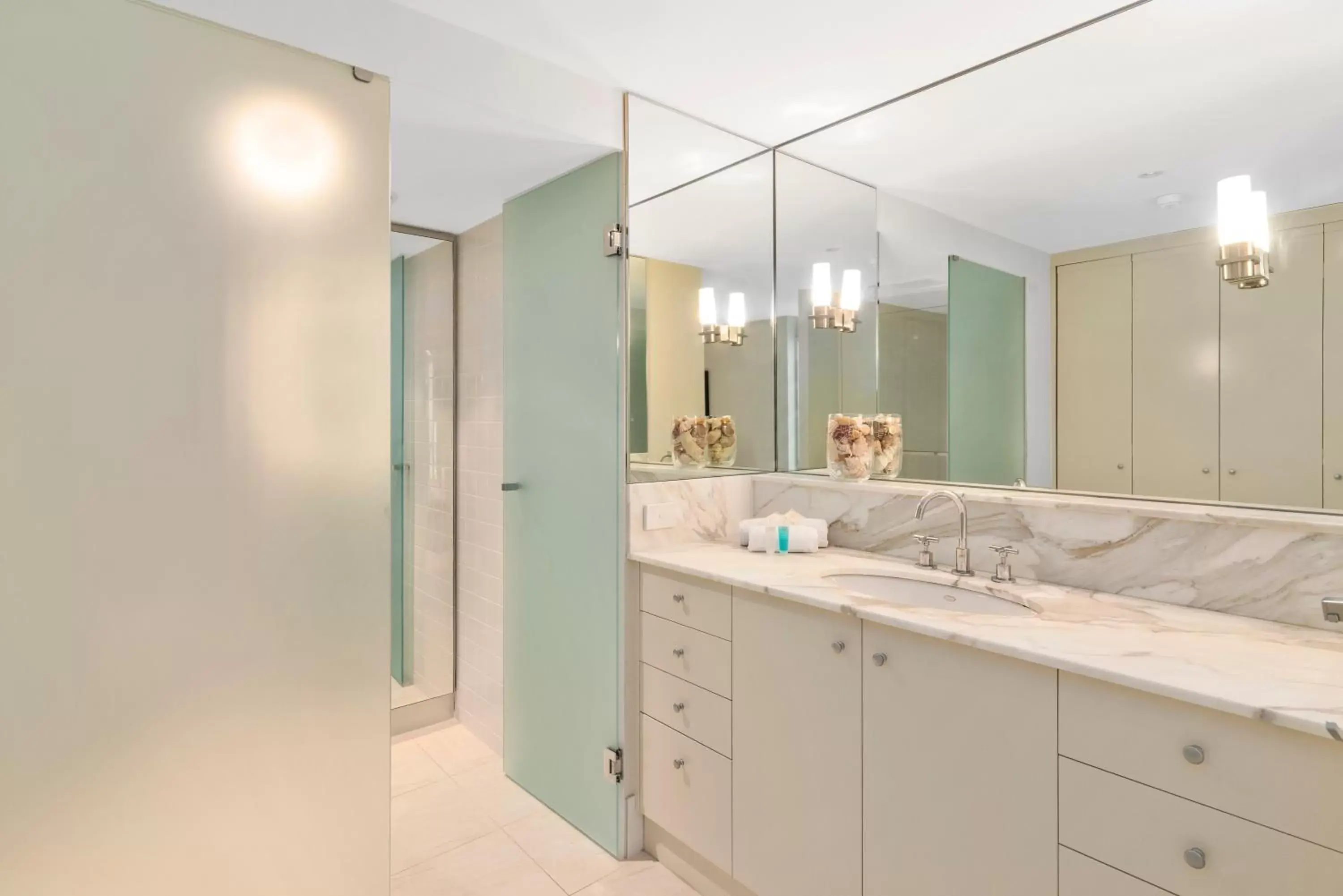 Bathroom in Solnamara Beachfront Apartments