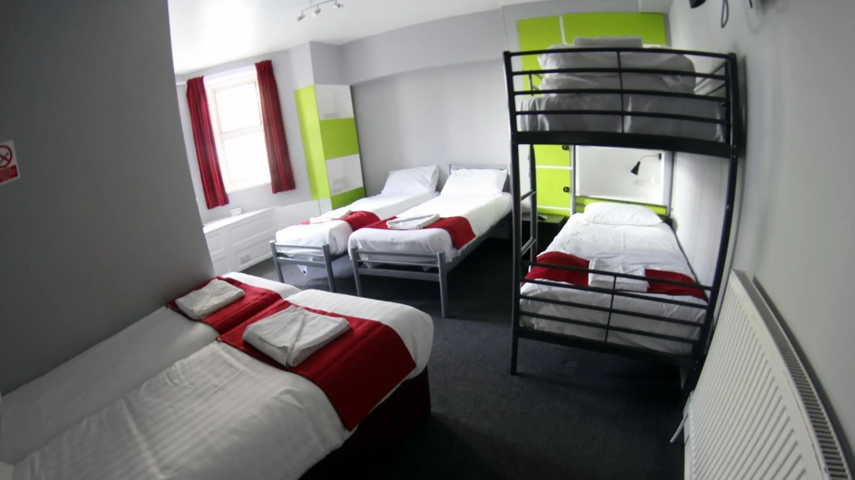 Large Room (6 Adults) in Fairmount Hotel Large Room (6 Adults) in Fairmount Hotel